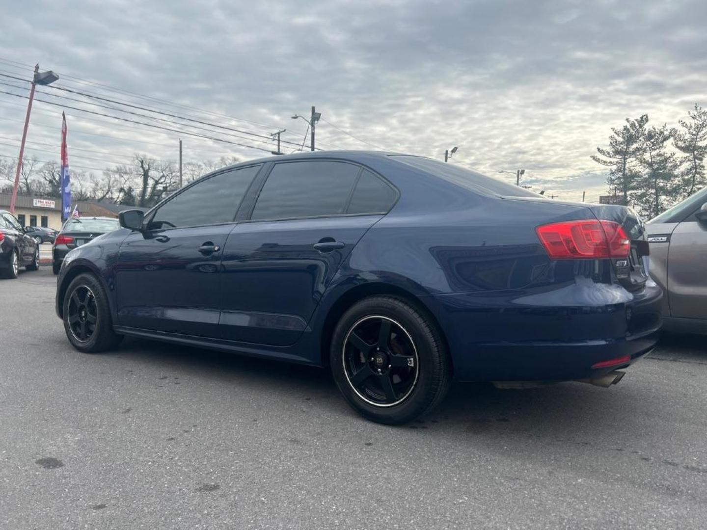 2014 BLUE VOLKSWAGEN JETTA BASE (3VW2K7AJ2EM) with an 2.0L engine, Automatic transmission, located at 2514 Williamson Rd NE, Roanoke, VA, 24012, (540) 265-7770, 37.294636, -79.936249 - Photo#1