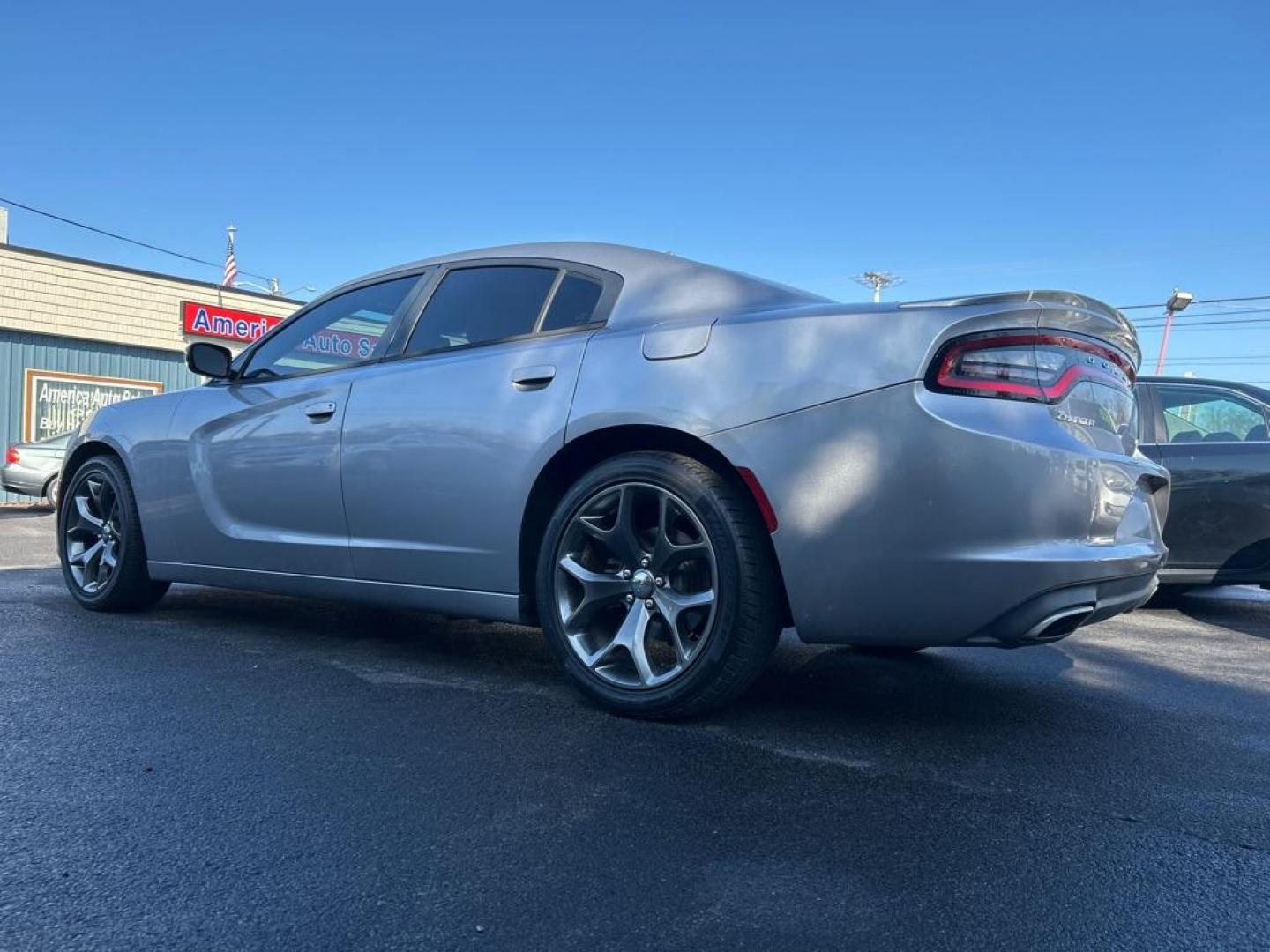 2015 SILVER DODGE CHARGER SXT (2C3CDXHGXFH) with an 3.6L engine, Automatic transmission, located at 2514 Williamson Rd NE, Roanoke, VA, 24012, (540) 265-7770, 37.294636, -79.936249 - Photo#1