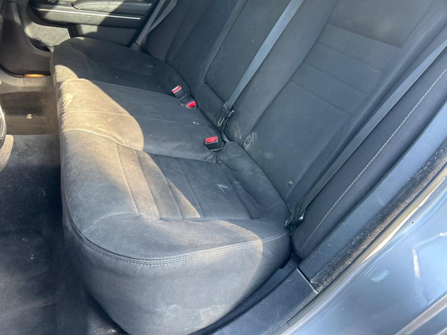 2015 SILVER DODGE CHARGER SXT (2C3CDXHGXFH) with an 3.6L engine, Automatic transmission, located at 2514 Williamson Rd NE, Roanoke, VA, 24012, (540) 265-7770, 37.294636, -79.936249 - Photo#2