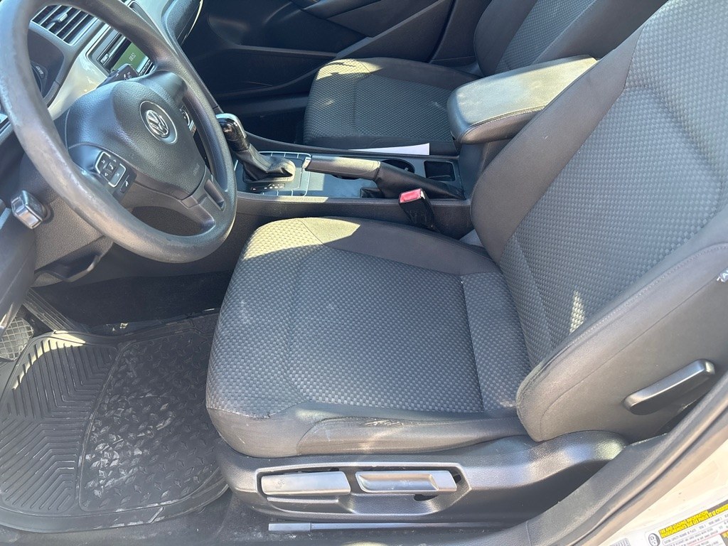 2015 WHITE VOLKSWAGEN PASSAT S (1VWAT7A33FC) with an 1.8L engine, Automatic transmission, located at 2514 Williamson Rd NE, Roanoke, VA, 24012, (540) 265-7770, 37.294636, -79.936249 - NO CREDIT CHECK FINANCING WITH ONLY $1400 DOWN PAYMENT!!!! Check out our website www.needausedvehicle.com for our No Credit Check/ In House Financing options!! No Credit Check Available!!! In House Financing Available!!! All Clean Title Vehicles (no Salvaged or flooded vehicles ever on our lot)!- Photo#6
