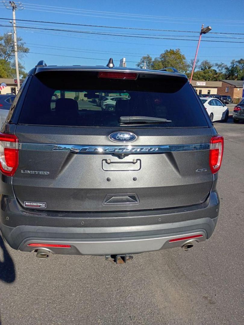 2016 GREY FORD EXPLORER LIMITED (1FM5K8F8XGG) with an 3.5L engine, Automatic transmission, located at 2514 Williamson Rd NE, Roanoke, VA, 24012, (540) 265-7770, 37.294636, -79.936249 - Photo#4