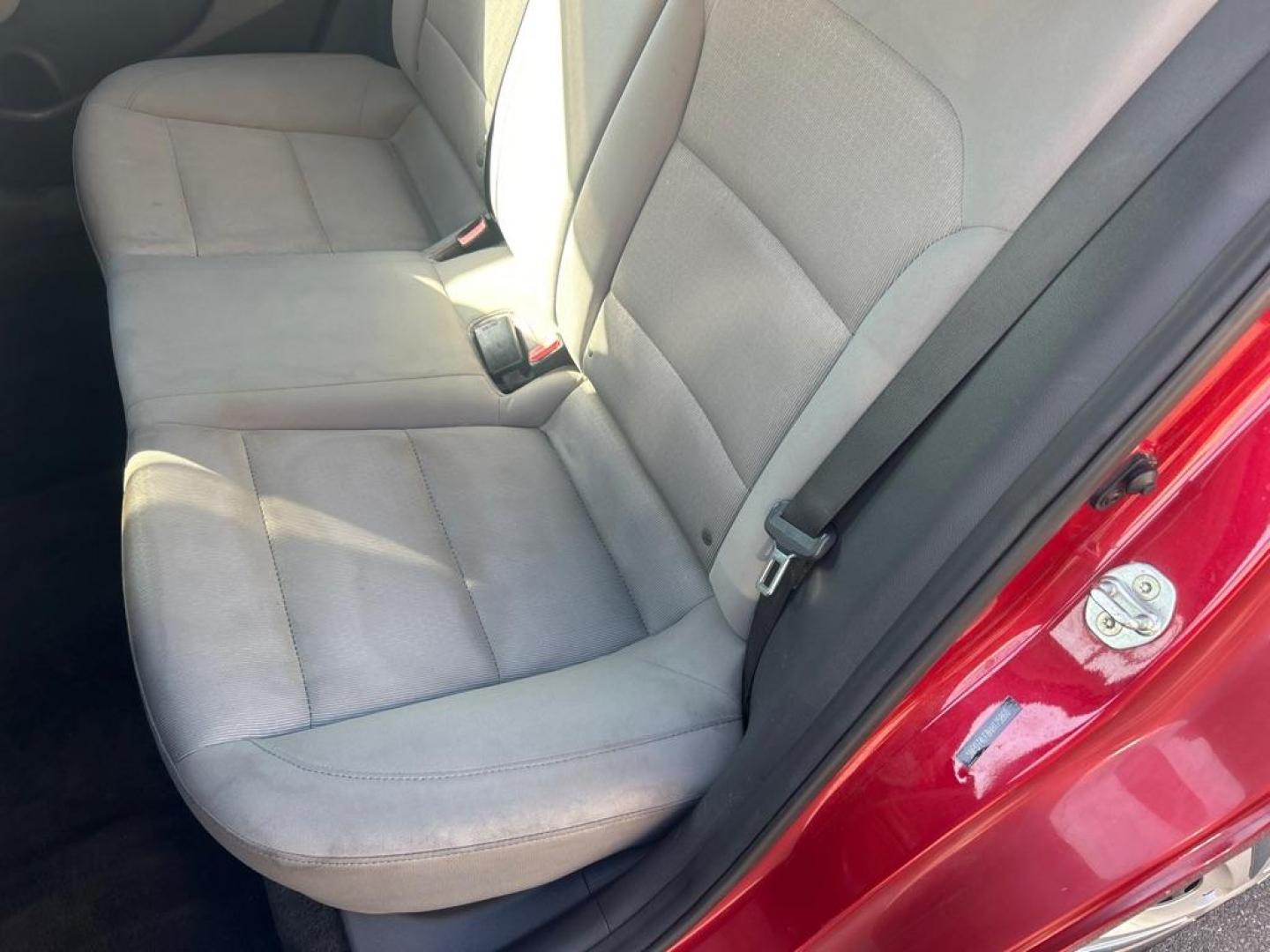 2017 RED HYUNDAI ELANTRA SE (5NPD74LF8HH) with an 2.0L engine, Automatic transmission, located at 2514 Williamson Rd NE, Roanoke, VA, 24012, (540) 265-7770, 37.294636, -79.936249 - Photo#4