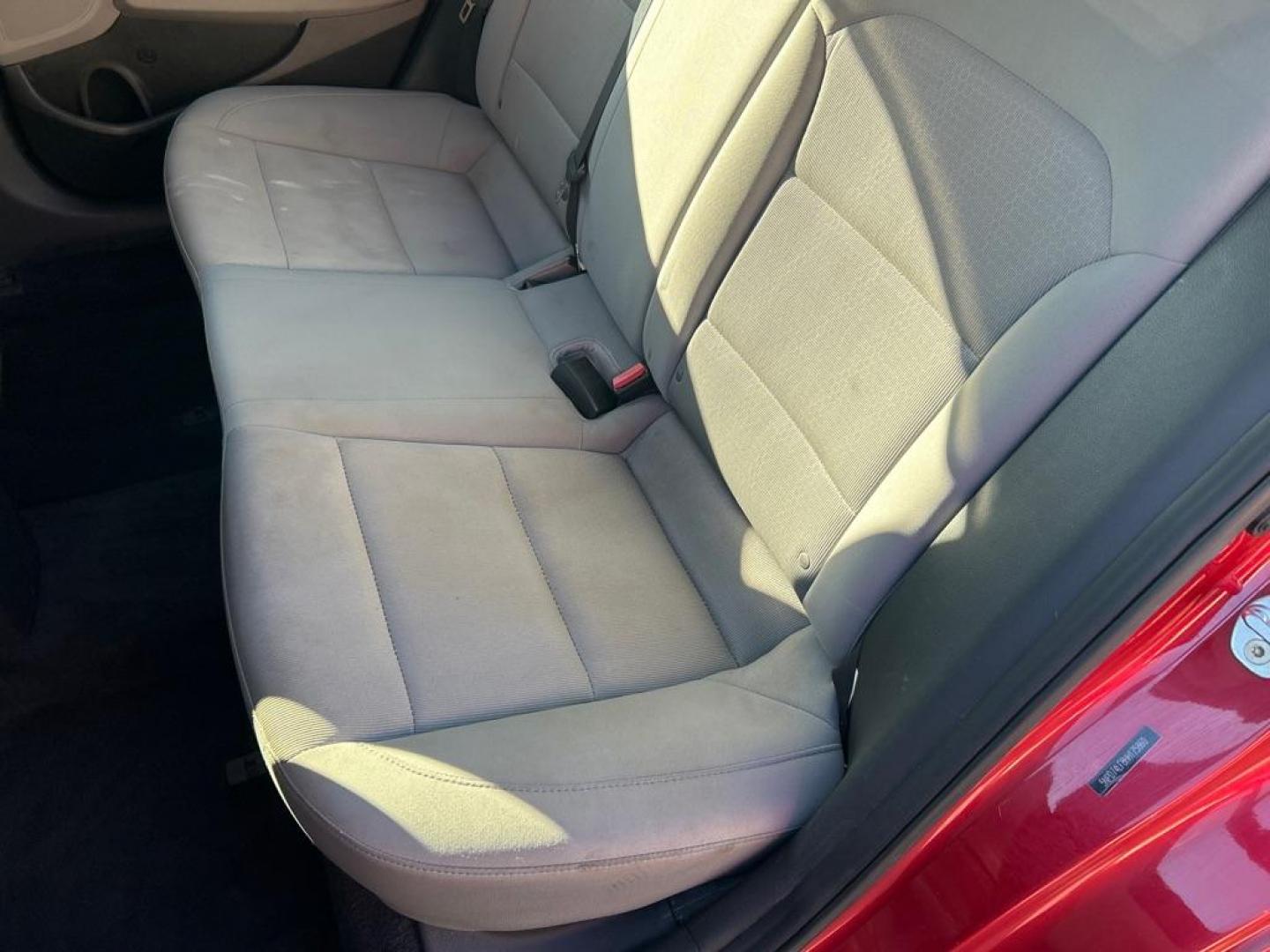 2017 RED HYUNDAI ELANTRA SE (5NPD74LF8HH) with an 2.0L engine, Automatic transmission, located at 2514 Williamson Rd NE, Roanoke, VA, 24012, (540) 265-7770, 37.294636, -79.936249 - Photo#2