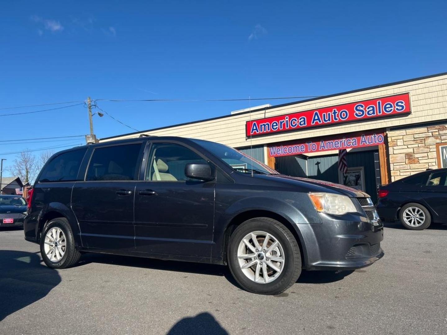 2014 GRAY DODGE GRAND CARAVAN SXT (2C4RDGCG0ER) with an 3.6L engine, Automatic transmission, located at 2514 Williamson Rd NE, Roanoke, VA, 24012, (540) 265-7770, 37.294636, -79.936249 - Photo#0
