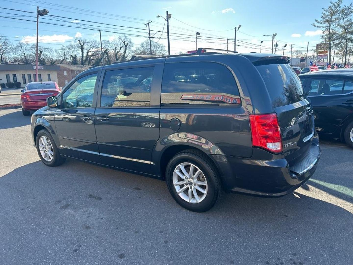 2014 GRAY DODGE GRAND CARAVAN SXT (2C4RDGCG0ER) with an 3.6L engine, Automatic transmission, located at 2514 Williamson Rd NE, Roanoke, VA, 24012, (540) 265-7770, 37.294636, -79.936249 - Photo#1