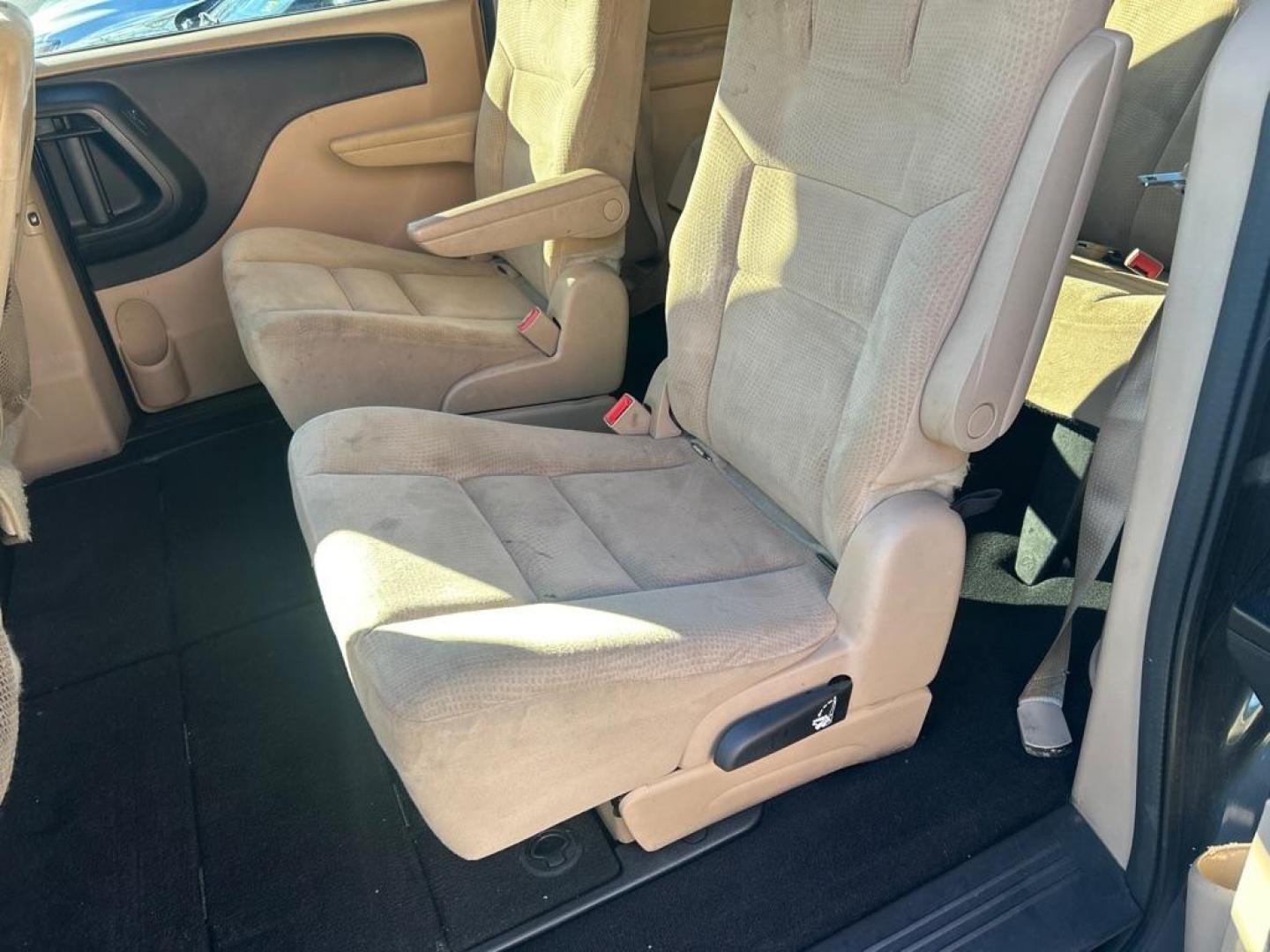 2014 GRAY DODGE GRAND CARAVAN SXT (2C4RDGCG0ER) with an 3.6L engine, Automatic transmission, located at 2514 Williamson Rd NE, Roanoke, VA, 24012, (540) 265-7770, 37.294636, -79.936249 - Photo#4