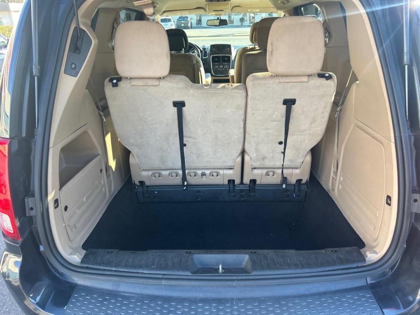 2014 GRAY DODGE GRAND CARAVAN SXT (2C4RDGCG0ER) with an 3.6L engine, Automatic transmission, located at 2514 Williamson Rd NE, Roanoke, VA, 24012, (540) 265-7770, 37.294636, -79.936249 - Photo#6
