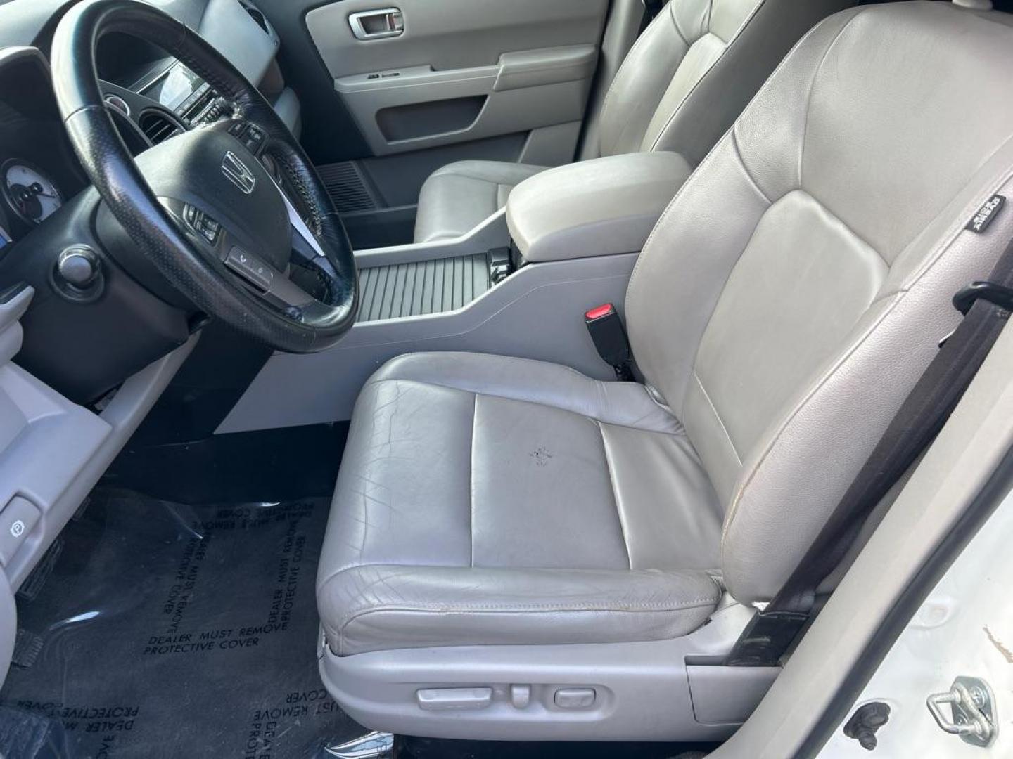 2014 WHITE HONDA PILOT TOURING (5FNYF4H93EB) with an 3.5L engine, Automatic transmission, located at 2514 Williamson Rd NE, Roanoke, VA, 24012, (540) 265-7770, 37.294636, -79.936249 - NO CREDIT CHECK FINANCING WITH ONLY $2300 DOWN PAYMENT!!!! Check out our website www.needausedvehicle.com for our No Credit Check/ In House Financing options!! No Credit Check Available!!! In House Financing Available!!! All Clean Title Vehicles (no Salvaged or flooded vehicles ever on our lot)! - Photo#3