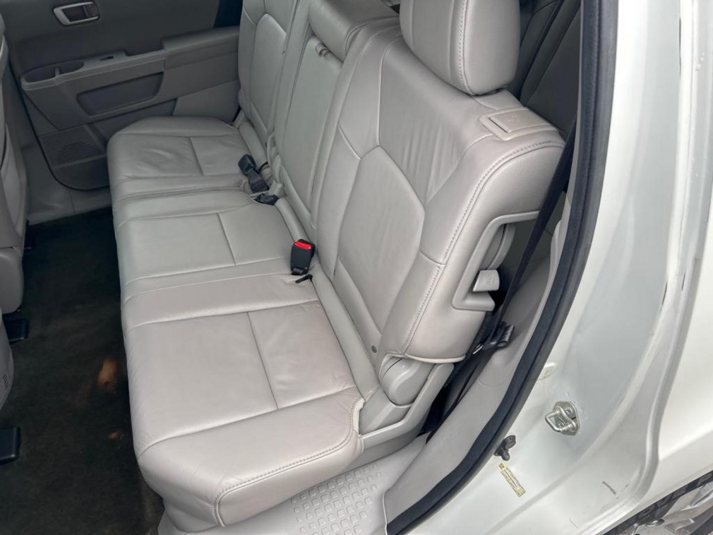2014 WHITE HONDA PILOT TOURING (5FNYF4H93EB) with an 3.5L engine, Automatic transmission, located at 2514 Williamson Rd NE, Roanoke, VA, 24012, (540) 265-7770, 37.294636, -79.936249 - NO CREDIT CHECK FINANCING WITH ONLY $1800 DOWN PAYMENT!!!! Check out our website www.needausedvehicle.com for our No Credit Check/ In House Financing options!! No Credit Check Available!!! In House Financing Available!!! All Clean Title Vehicles (no Salvaged or flooded vehicles ever on our lot)! - Photo#6