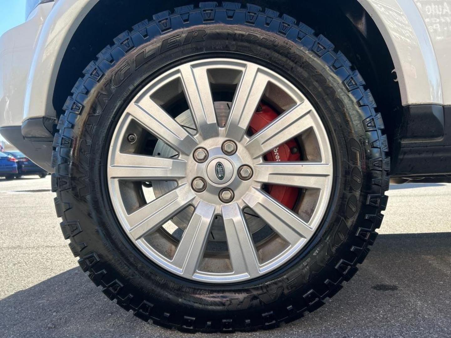 2013 WHITE LAND ROVER LR4 HSE (SALAG2D4XDA) with an 5.0L engine, Automatic transmission, located at 2514 Williamson Rd NE, Roanoke, VA, 24012, (540) 265-7770, 37.294636, -79.936249 - Photo#17