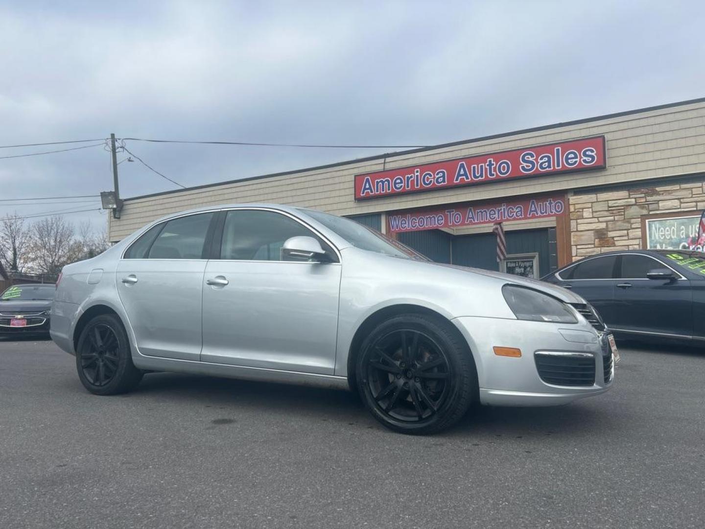 2006 SILVER VOLKSWAGEN JETTA 2.5 OPTION PACKAGE 1 (3VWSF71K06M) with an 2.5L engine, Automatic transmission, located at 2514 Williamson Rd NE, Roanoke, VA, 24012, (540) 265-7770, 37.294636, -79.936249 - NO CREDIT CHECK FINANCING WITH ONLY $1500 DOWN PAYMENT!!!! Check out our website www.needausedvehicle.com for our No Credit Check/ In House Financing options!! No Credit Check Available!!! In House Financing Available!!! All Clean Title Vehicles (no Salvaged or flooded vehicles ever on our lot)! - Photo#0