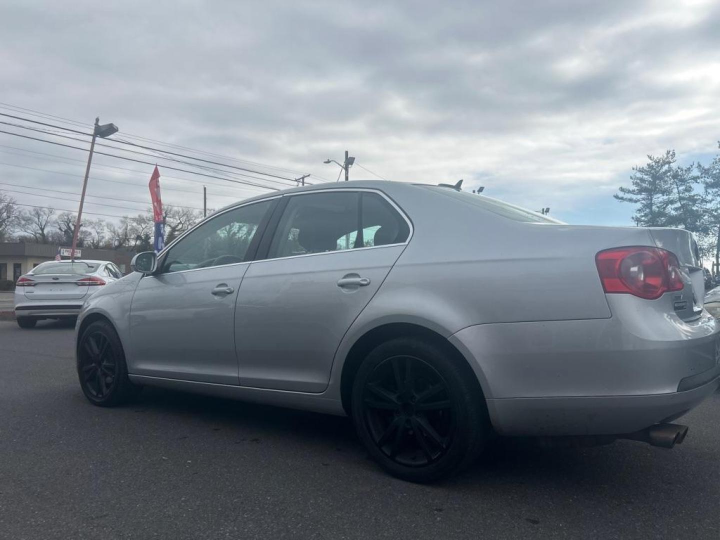 2006 SILVER VOLKSWAGEN JETTA 2.5 OPTION PACKAGE 1 (3VWSF71K06M) with an 2.5L engine, Automatic transmission, located at 2514 Williamson Rd NE, Roanoke, VA, 24012, (540) 265-7770, 37.294636, -79.936249 - NO CREDIT CHECK FINANCING WITH ONLY $1500 DOWN PAYMENT!!!! Check out our website www.needausedvehicle.com for our No Credit Check/ In House Financing options!! No Credit Check Available!!! In House Financing Available!!! All Clean Title Vehicles (no Salvaged or flooded vehicles ever on our lot)! - Photo#1