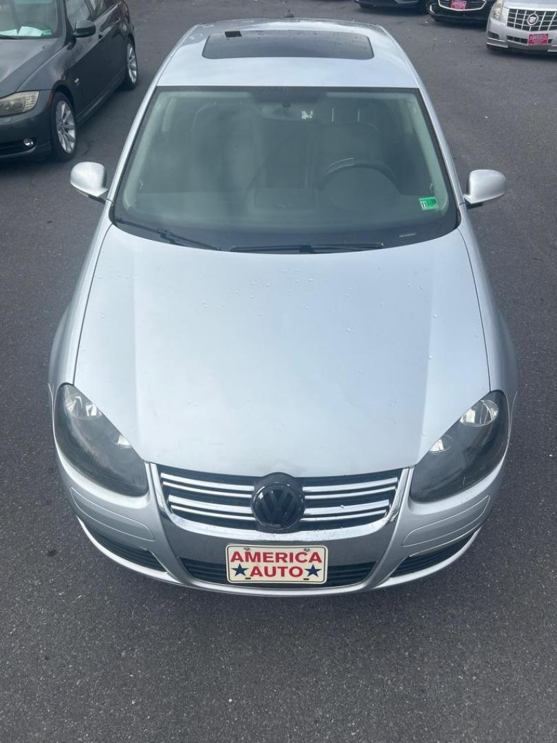 2006 SILVER VOLKSWAGEN JETTA 2.5 OPTION PACKAGE 1 (3VWSF71K06M) with an 2.5L engine, Automatic transmission, located at 2514 Williamson Rd NE, Roanoke, VA, 24012, (540) 265-7770, 37.294636, -79.936249 - NO CREDIT CHECK FINANCING WITH ONLY $1500 DOWN PAYMENT!!!! Check out our website www.needausedvehicle.com for our No Credit Check/ In House Financing options!! No Credit Check Available!!! In House Financing Available!!! All Clean Title Vehicles (no Salvaged or flooded vehicles ever on our lot)! - Photo#10