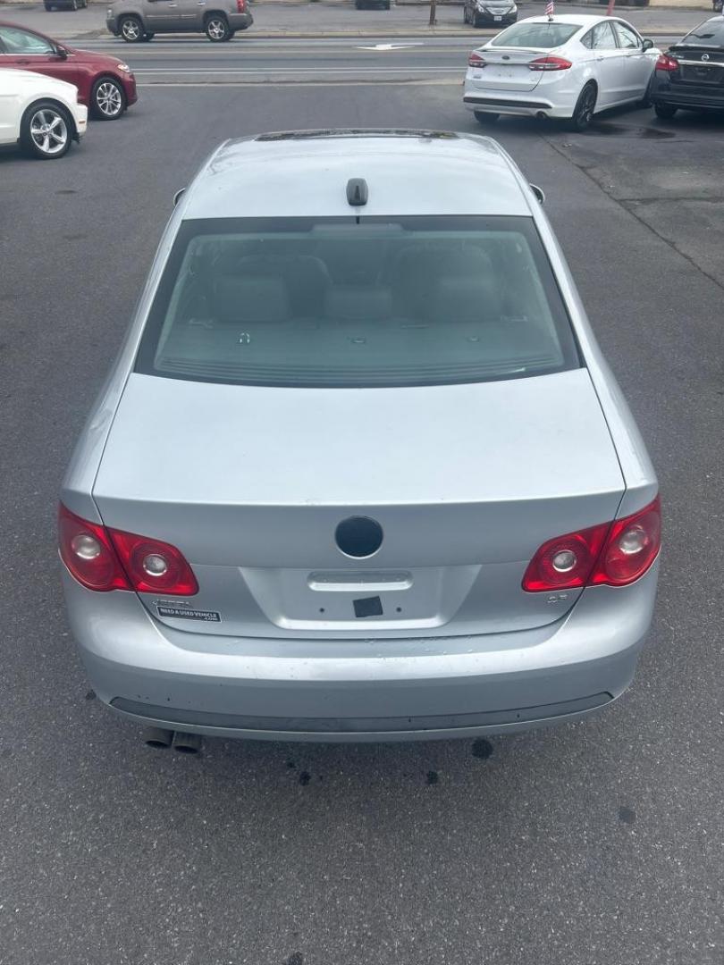 2006 SILVER VOLKSWAGEN JETTA 2.5 OPTION PACKAGE 1 (3VWSF71K06M) with an 2.5L engine, Automatic transmission, located at 2514 Williamson Rd NE, Roanoke, VA, 24012, (540) 265-7770, 37.294636, -79.936249 - NO CREDIT CHECK FINANCING WITH ONLY $1500 DOWN PAYMENT!!!! Check out our website www.needausedvehicle.com for our No Credit Check/ In House Financing options!! No Credit Check Available!!! In House Financing Available!!! All Clean Title Vehicles (no Salvaged or flooded vehicles ever on our lot)! - Photo#11