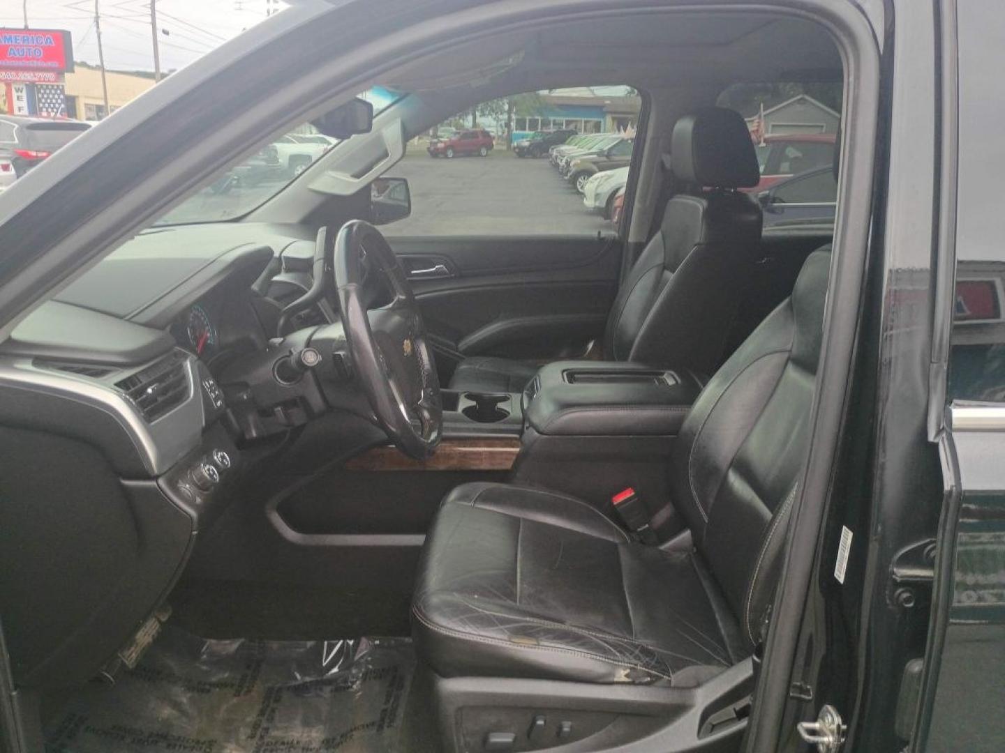 2017 BLACK CHEVROLET SUBURBAN 1500 LT (1GNSKHKC8HR) with an 5.3L engine, Automatic transmission, located at 2514 Williamson Rd NE, Roanoke, VA, 24012, (540) 265-7770, 37.294636, -79.936249 - NO CREDIT CHECK FINANCING WITH ONLY $3800 DOWN PAYMENT!!!! Check out our website www.needausedvehicle.com for our No Credit Check/ In House Financing options!! No Credit Check Available!!! In House Financing Available!!! All Clean Title Vehicles (no Salvaged or flooded vehicles ever on our lot)!- Photo#5