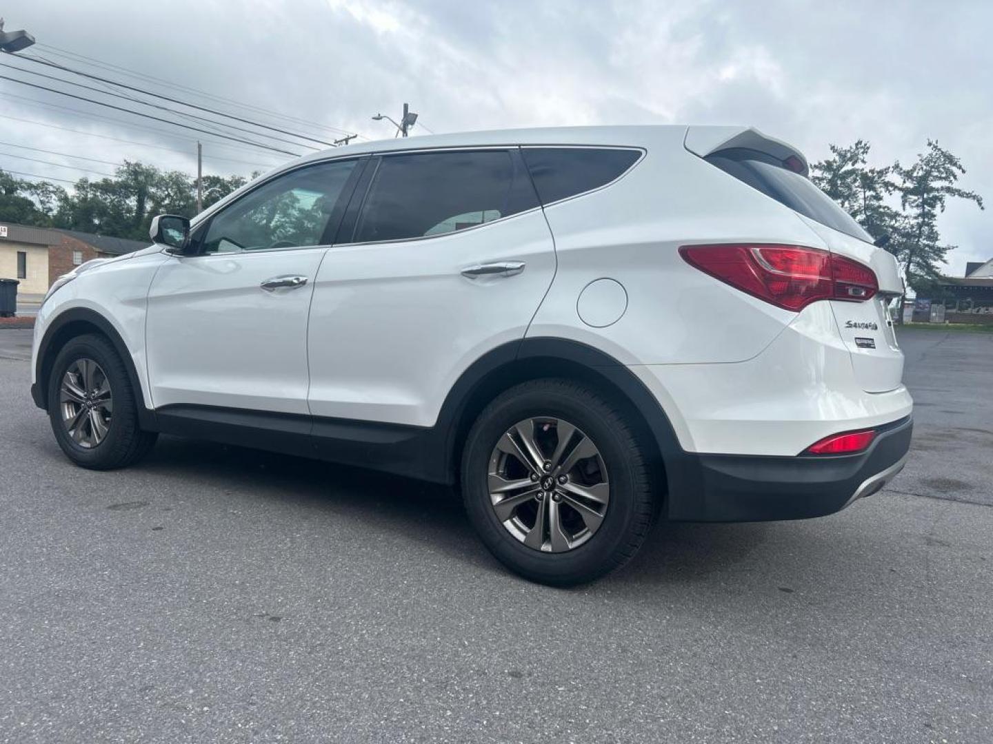 2015 WHITE HYUNDAI SANTA FE SPORT SPORT (5XYZTDLB6FG) with an 2.4L engine, Automatic transmission, located at 2514 Williamson Rd NE, Roanoke, VA, 24012, (540) 265-7770, 37.294636, -79.936249 - Photo#1