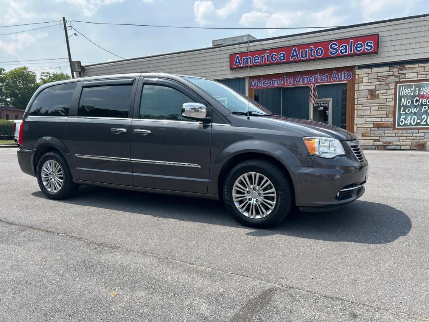 2015 GRAY CHRYSLER TOWN and COUNTRY TOURING L (2C4RC1CG3FR) with an 3.6L engine, Automatic transmission, located at 2514 Williamson Rd NE, Roanoke, VA, 24012, (540) 265-7770, 37.294636, -79.936249 - NO CREDIT CHECK FINANCING WITH ONLY $2500 DOWN PAYMENT!!!! Check out our website www.needausedvehicle.com for our No Credit Check/ In House Financing options!! No Credit Check Available!!! In House Financing Available!!! All Clean Title Vehicles (no Salvaged or flooded vehicles ever on our lot)! - Photo#0
