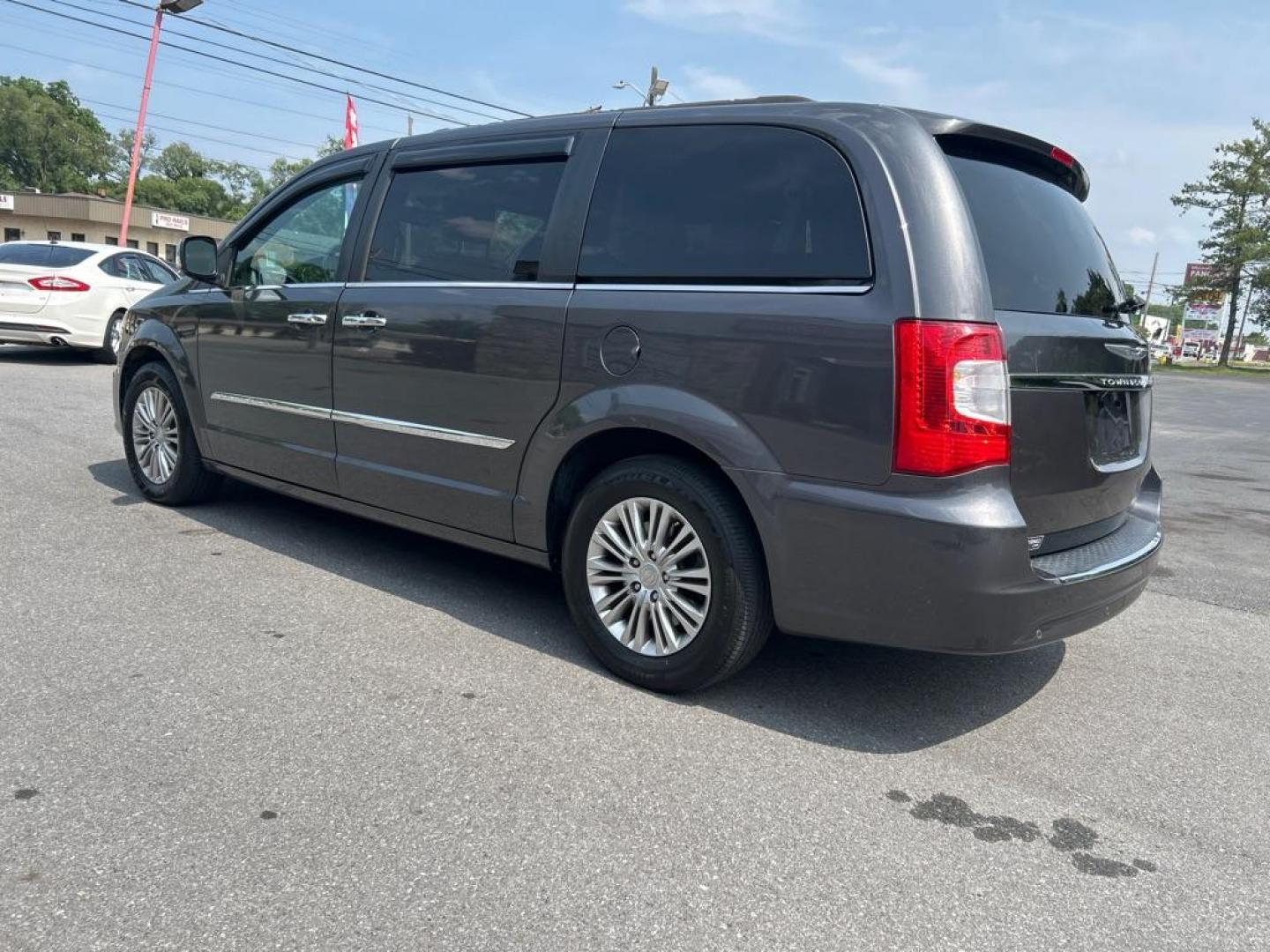 2015 GRAY CHRYSLER TOWN and COUNTRY TOURING L (2C4RC1CG3FR) with an 3.6L engine, Automatic transmission, located at 2514 Williamson Rd NE, Roanoke, VA, 24012, (540) 265-7770, 37.294636, -79.936249 - NO CREDIT CHECK FINANCING WITH ONLY $2500 DOWN PAYMENT!!!! Check out our website www.needausedvehicle.com for our No Credit Check/ In House Financing options!! No Credit Check Available!!! In House Financing Available!!! All Clean Title Vehicles (no Salvaged or flooded vehicles ever on our lot)! - Photo#1