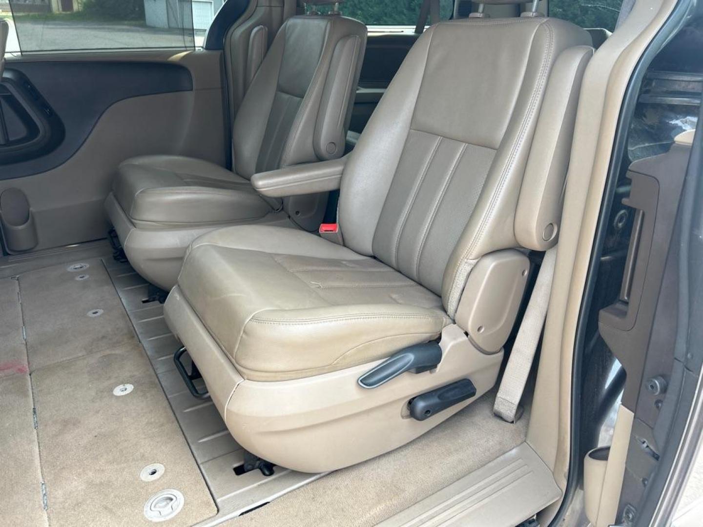 2015 GRAY CHRYSLER TOWN and COUNTRY TOURING L (2C4RC1CG3FR) with an 3.6L engine, Automatic transmission, located at 2514 Williamson Rd NE, Roanoke, VA, 24012, (540) 265-7770, 37.294636, -79.936249 - NO CREDIT CHECK FINANCING WITH ONLY $2500 DOWN PAYMENT!!!! Check out our website www.needausedvehicle.com for our No Credit Check/ In House Financing options!! No Credit Check Available!!! In House Financing Available!!! All Clean Title Vehicles (no Salvaged or flooded vehicles ever on our lot)! - Photo#5