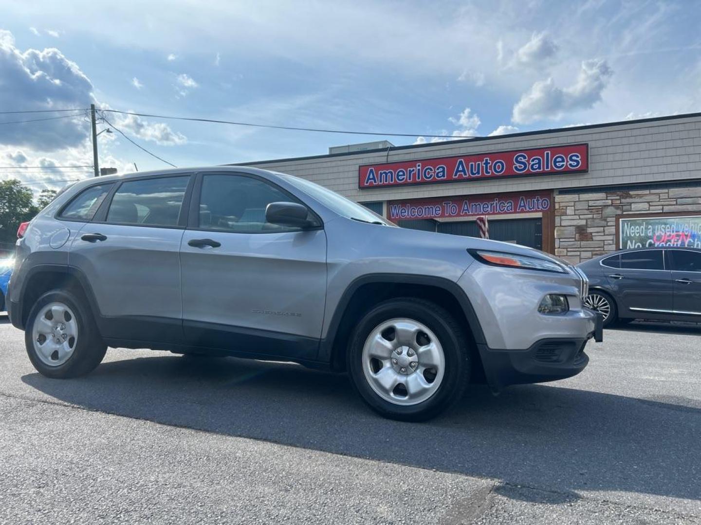 2014 SILVER JEEP CHEROKEE SPORT (1C4PJLAB5EW) with an 2.4L engine, Automatic transmission, located at 2514 Williamson Rd NE, Roanoke, VA, 24012, (540) 265-7770, 37.294636, -79.936249 - NO CREDIT CHECK FINANCING WITH ONLY $3800 DOWN PAYMENT!!!! Check out our website www.needausedvehicle.com for our No Credit Check/ In House Financing options!! No Credit Check Available!!! In House Financing Available!!! All Clean Title Vehicles (no Salvaged or flooded vehicles ever on our lot)! - Photo#0