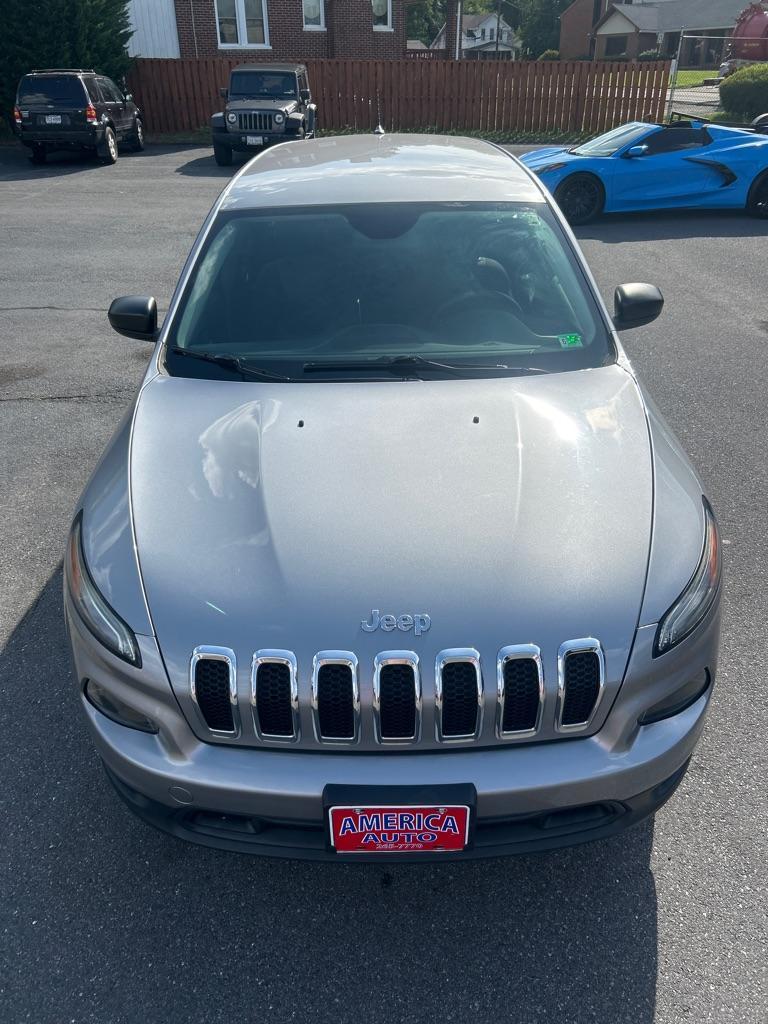 2014 SILVER JEEP CHEROKEE SPORT (1C4PJLAB5EW) with an 2.4L engine, Automatic transmission, located at 2514 Williamson Rd NE, Roanoke, VA, 24012, (540) 265-7770, 37.294636, -79.936249 - NO CREDIT CHECK FINANCING WITH ONLY $3300 DOWN PAYMENT!!!! Check out our website www.needausedvehicle.com for our No Credit Check/ In House Financing options!! No Credit Check Available!!! In House Financing Available!!! All Clean Title Vehicles (no Salvaged or flooded vehicles ever on our lot)! - Photo#1