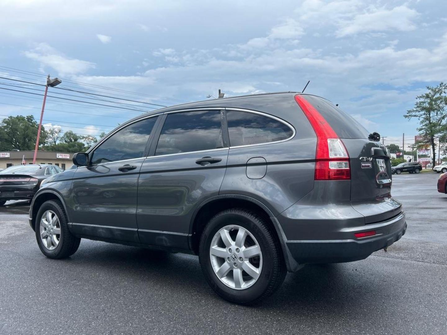 2011 GRAY HONDA CR-V SE (5J6RE4H44BL) with an 2.4L engine, Automatic transmission, located at 2514 Williamson Rd NE, Roanoke, VA, 24012, (540) 265-7770, 37.294636, -79.936249 - NO CREDIT CHECK FINANCING WITH ONLY $3000 DOWN PAYMENT!!!! Check out our website www.needausedvehicle.com for our No Credit Check/ In House Financing options!! No Credit Check Available!!! In House Financing Available!!! All Clean Title Vehicles (no Salvaged or flooded vehicles ever on our lot)! - Photo#2