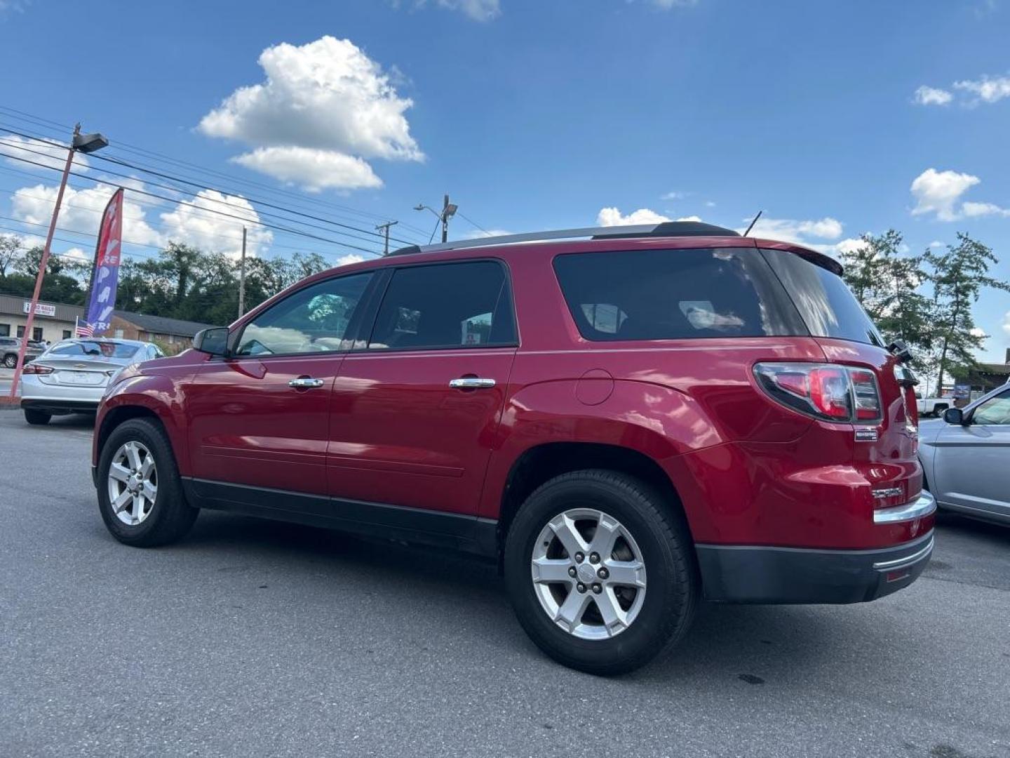 2013 RED GMC ACADIA SLE (1GKKVNEDXDJ) with an 3.6L engine, Automatic transmission, located at 2514 Williamson Rd NE, Roanoke, VA, 24012, (540) 265-7770, 37.294636, -79.936249 - Photo#1