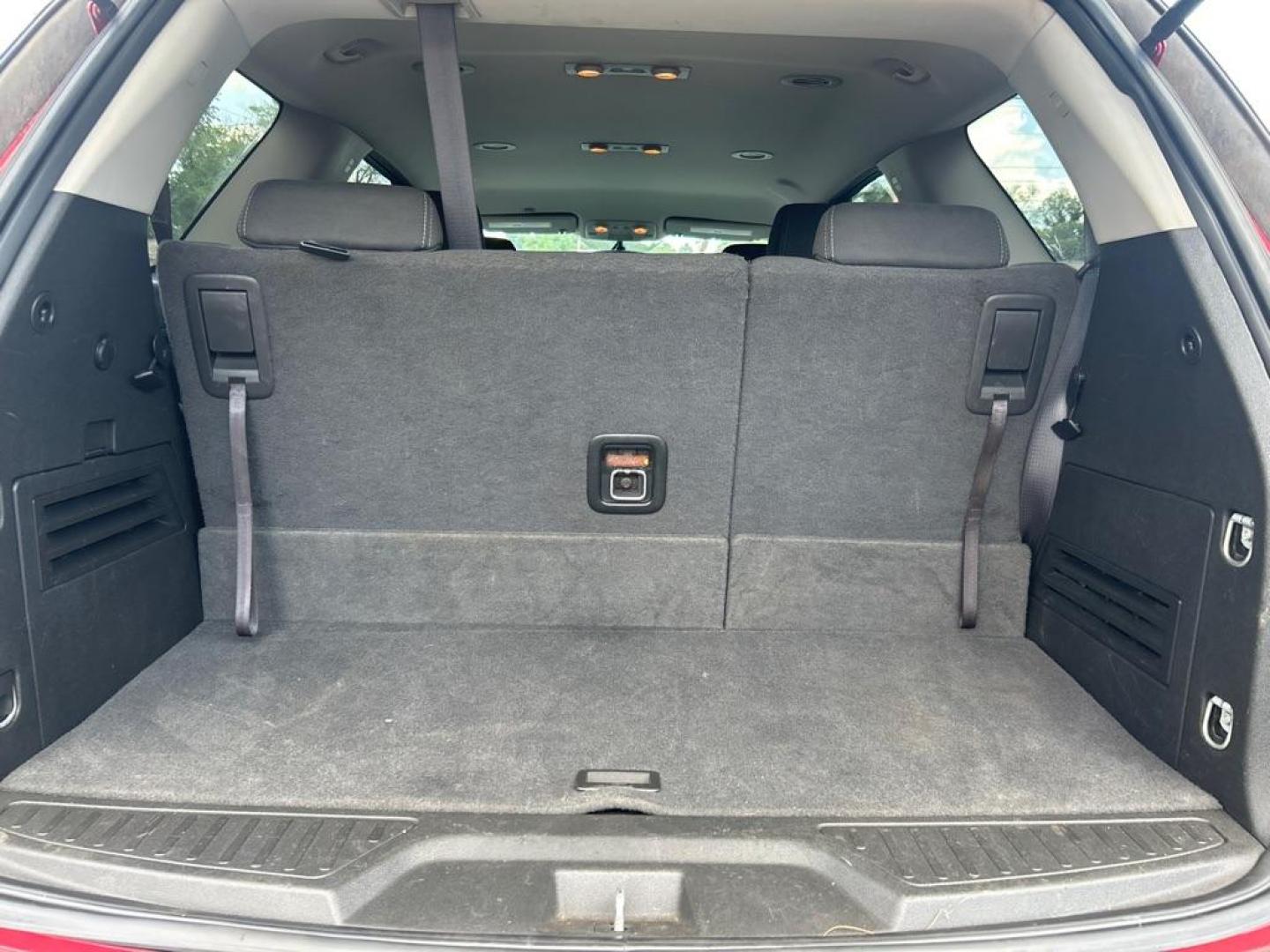 2013 RED GMC ACADIA SLE (1GKKVNEDXDJ) with an 3.6L engine, Automatic transmission, located at 2514 Williamson Rd NE, Roanoke, VA, 24012, (540) 265-7770, 37.294636, -79.936249 - Photo#2