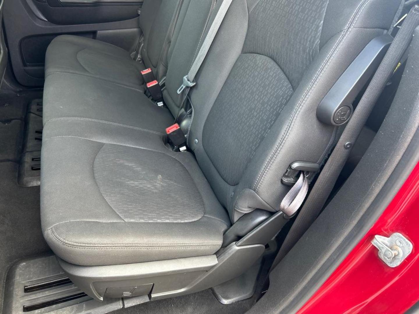 2013 RED GMC ACADIA SLE (1GKKVNEDXDJ) with an 3.6L engine, Automatic transmission, located at 2514 Williamson Rd NE, Roanoke, VA, 24012, (540) 265-7770, 37.294636, -79.936249 - Photo#4