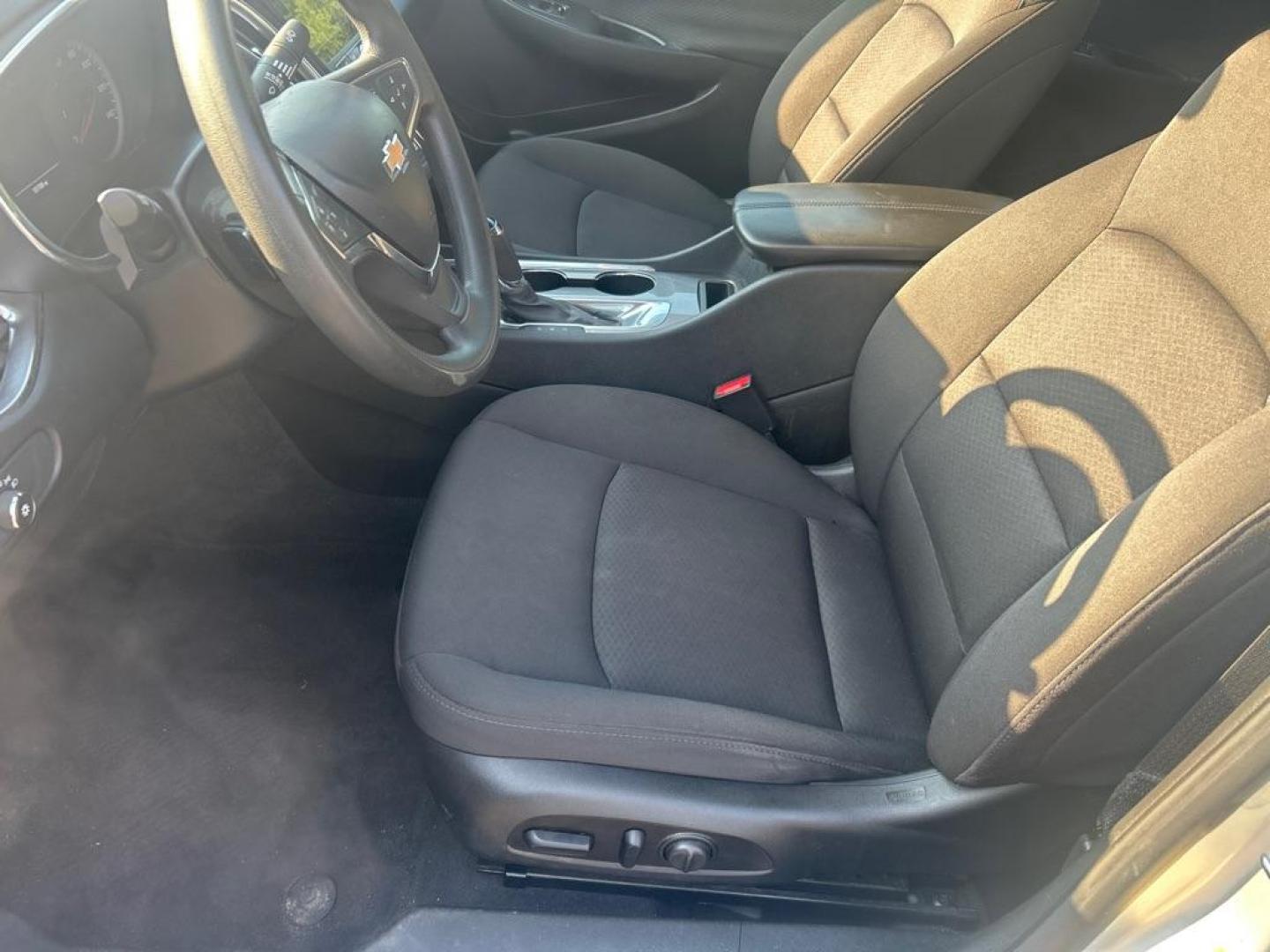 2020 SILVER CHEVROLET MALIBU LT (1G1ZD5ST2LF) with an 1.5L engine, Continuously Variable transmission, located at 2514 Williamson Rd NE, Roanoke, VA, 24012, (540) 265-7770, 37.294636, -79.936249 - NO CREDIT CHECK FINANCING WITH ONLY $4000 DOWN PAYMENT!!!! Check out our website www.needausedvehicle.com for our No Credit Check/ In House Financing options!! No Credit Check Available!!! In House Financing Available!!! All Clean Title Vehicles (no Salvaged or flooded vehicles ever on our lot)! - Photo#4