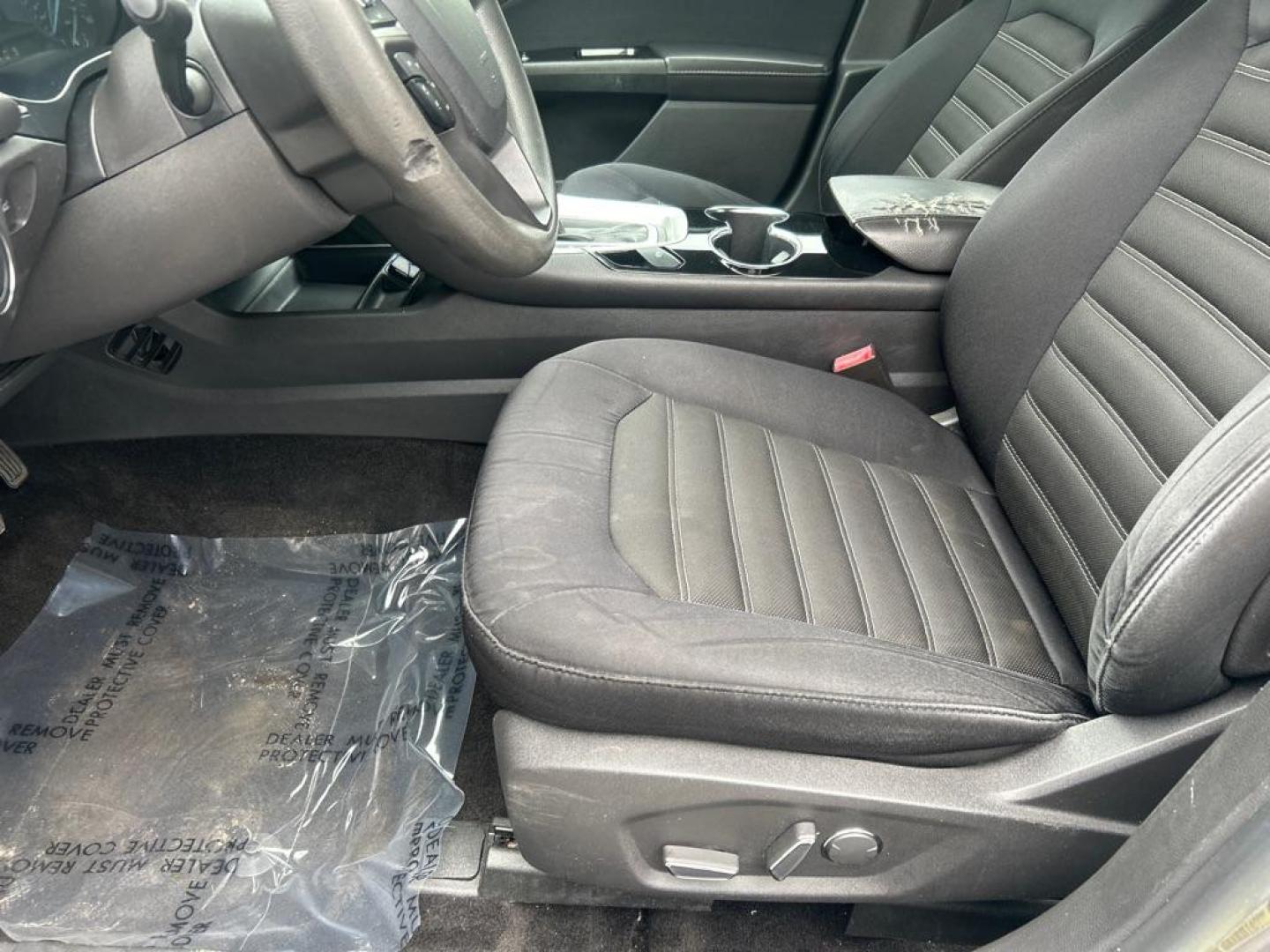 2014 GRAY FORD FUSION SE (1FA6P0H7XE5) with an 2.5L engine, Automatic transmission, located at 2514 Williamson Rd NE, Roanoke, VA, 24012, (540) 265-7770, 37.294636, -79.936249 - NO CREDIT CHECK FINANCING WITH ONLY $2800 DOWN PAYMENT!!!! Check out our website www.needausedvehicle.com for our No Credit Check/ In House Financing options!! No Credit Check Available!!! In House Financing Available!!! All Clean Title Vehicles (no Salvaged or flooded vehicles ever on our lot)! - Photo#4