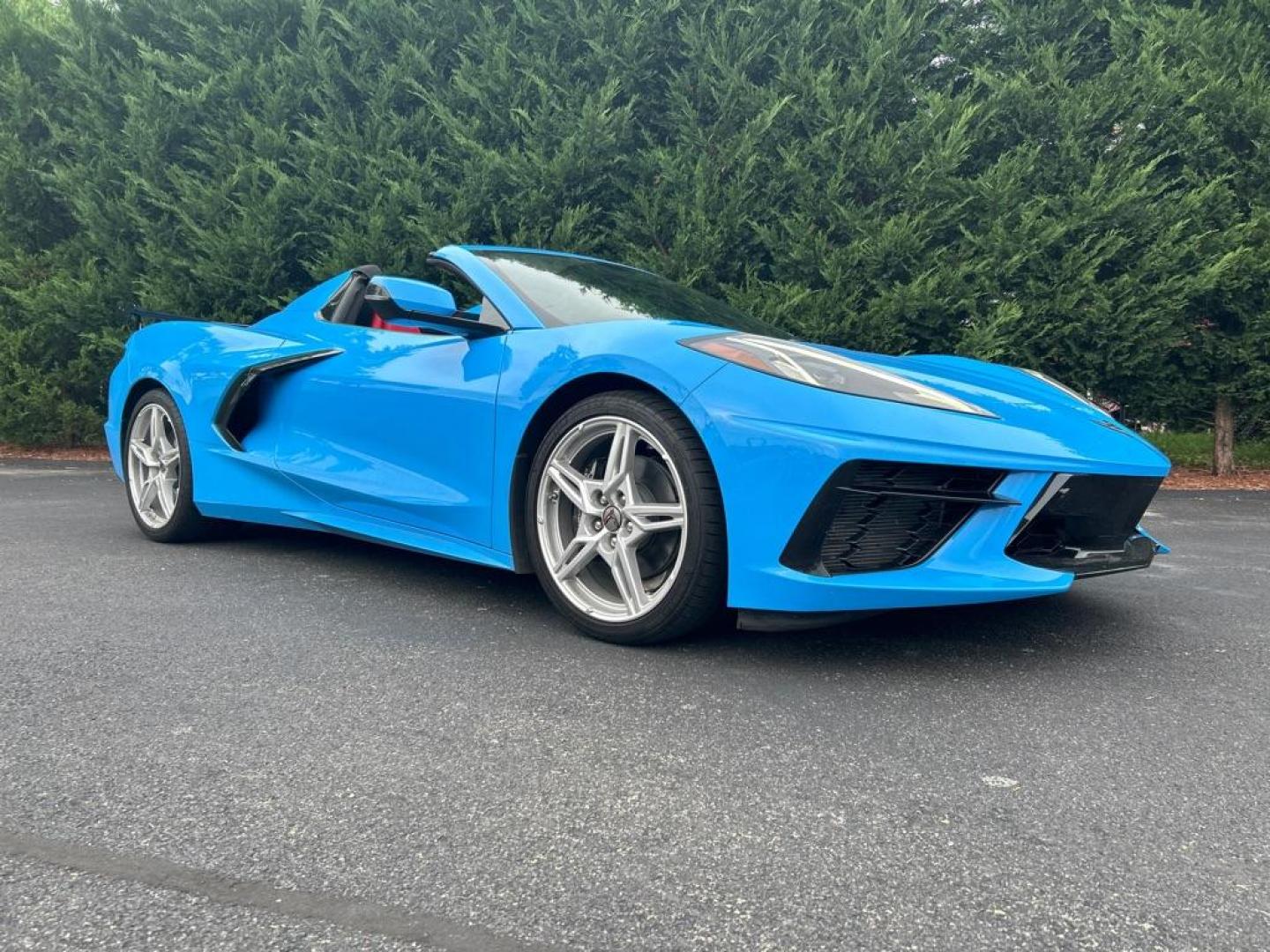 2022 BLUE CHEVROLET CORVETTE STINGRAY 2LT (1G1YB3D41N5) with an 6.2L engine, Automatic transmission, located at 2514 Williamson Rd NE, Roanoke, VA, 24012, (540) 265-7770, 37.294636, -79.936249 - ***** CASH ONLY PRICE IS $78000.00 (NOT INCLUDING SALES TAX, TAGS, TITLING, AND PROCESSING FEE) ***** *********** VEHICLE SHOWN BY APPOINTMENT ONLY ***************** This hard top convertible Corvette Stingray 2LT sports so many features, 6.2L 8 cylinder automatic transmission with paddle shift - Photo#0