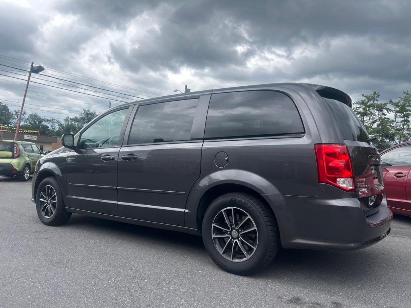 2016 GRAY DODGE GRAND CARAVAN SXT (2C4RDGCG2GR) with an 3.6L engine, Automatic transmission, located at 2514 Williamson Rd NE, Roanoke, VA, 24012, (540) 265-7770, 37.294636, -79.936249 - Photo#1