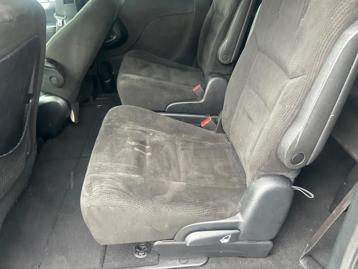 2016 GRAY DODGE GRAND CARAVAN SXT (2C4RDGCG2GR) with an 3.6L engine, Automatic transmission, located at 2514 Williamson Rd NE, Roanoke, VA, 24012, (540) 265-7770, 37.294636, -79.936249 - Photo#4