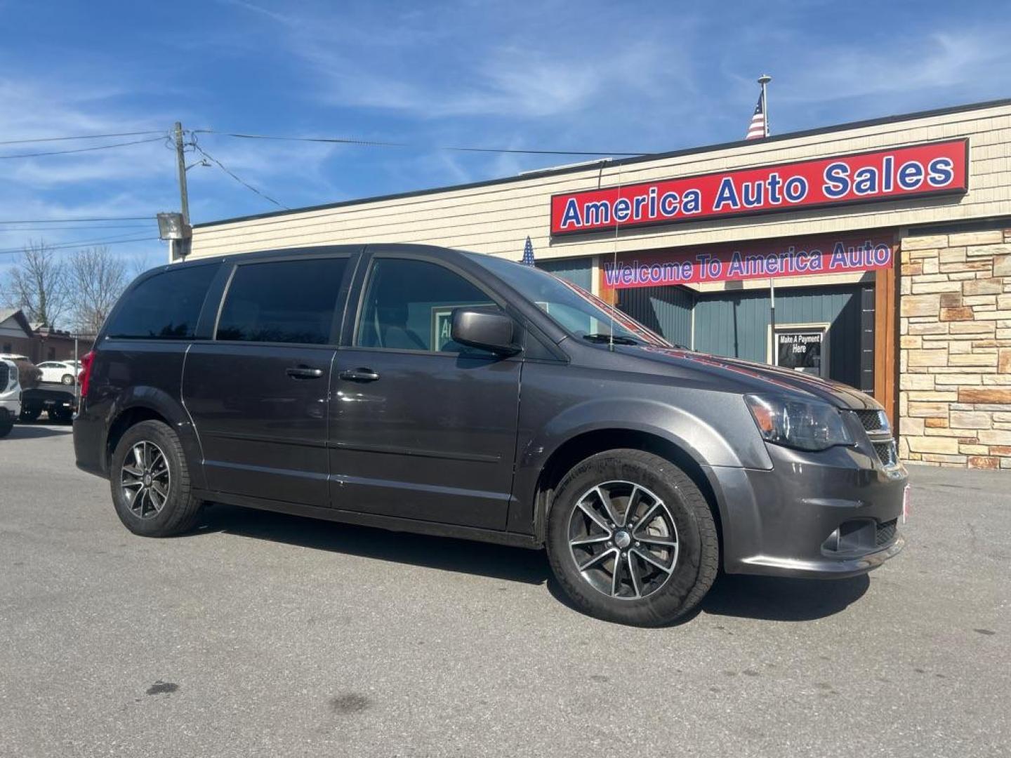 2016 GRAY DODGE GRAND CARAVAN SXT (2C4RDGCG2GR) with an 3.6L engine, Automatic transmission, located at 2514 Williamson Rd NE, Roanoke, VA, 24012, (540) 265-7770, 37.294636, -79.936249 - Photo#0