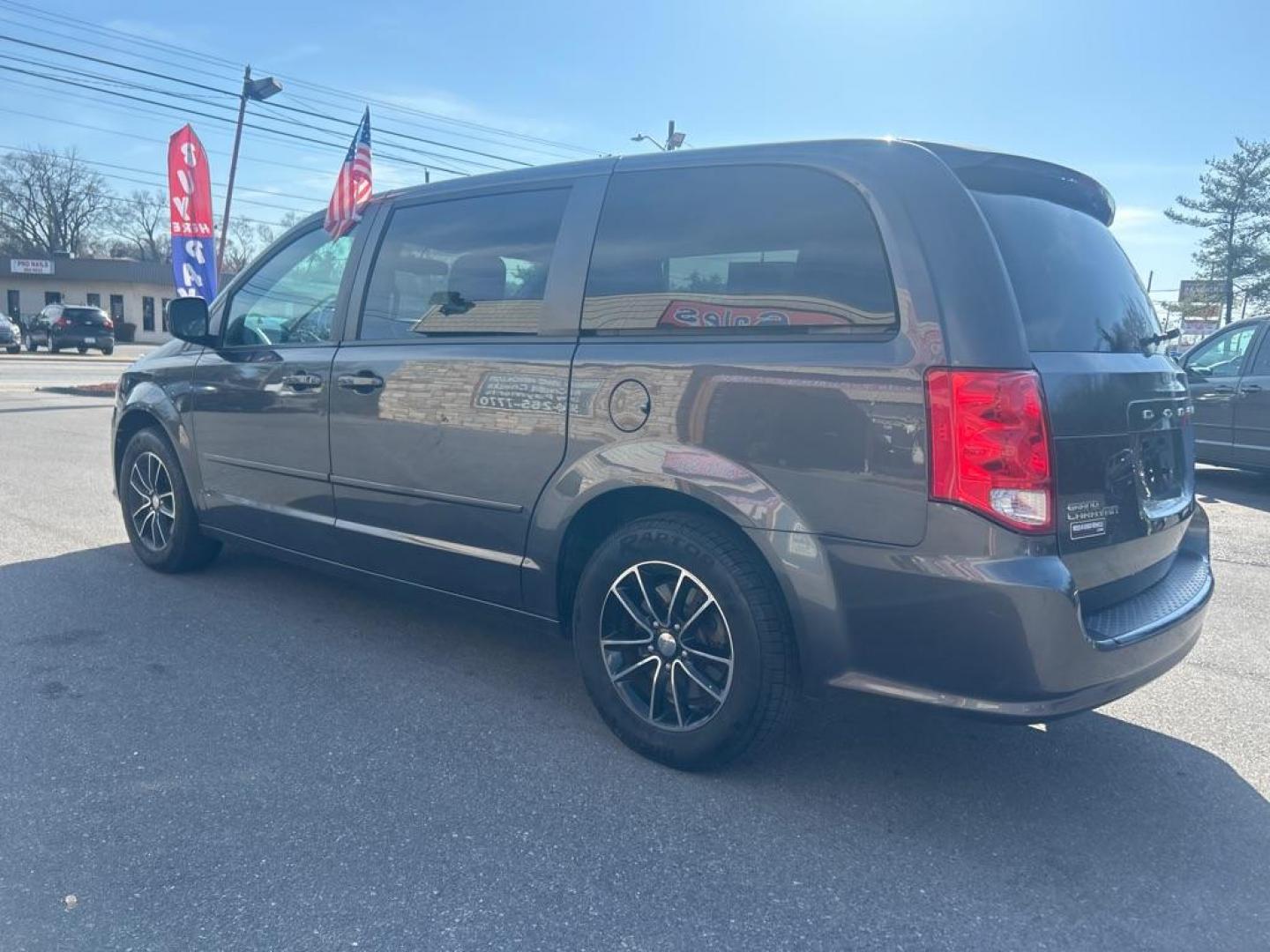 2016 GRAY DODGE GRAND CARAVAN SXT (2C4RDGCG2GR) with an 3.6L engine, Automatic transmission, located at 2514 Williamson Rd NE, Roanoke, VA, 24012, (540) 265-7770, 37.294636, -79.936249 - Photo#2