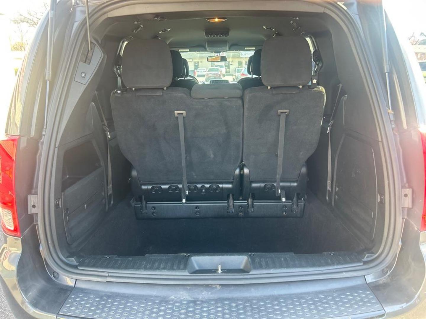2016 GRAY DODGE GRAND CARAVAN SXT (2C4RDGCG2GR) with an 3.6L engine, Automatic transmission, located at 2514 Williamson Rd NE, Roanoke, VA, 24012, (540) 265-7770, 37.294636, -79.936249 - Photo#4