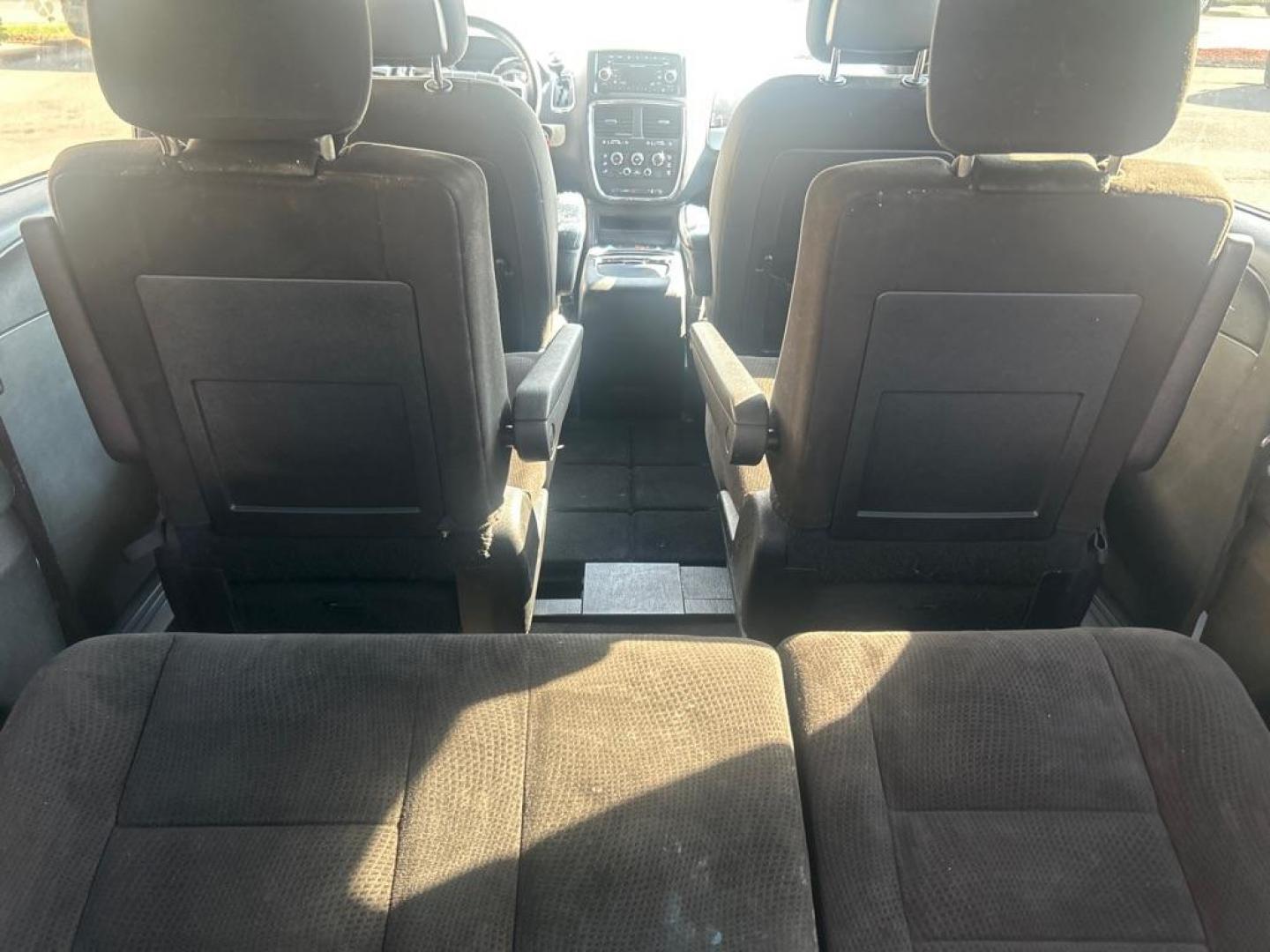 2016 GRAY DODGE GRAND CARAVAN SXT (2C4RDGCG2GR) with an 3.6L engine, Automatic transmission, located at 2514 Williamson Rd NE, Roanoke, VA, 24012, (540) 265-7770, 37.294636, -79.936249 - Photo#5