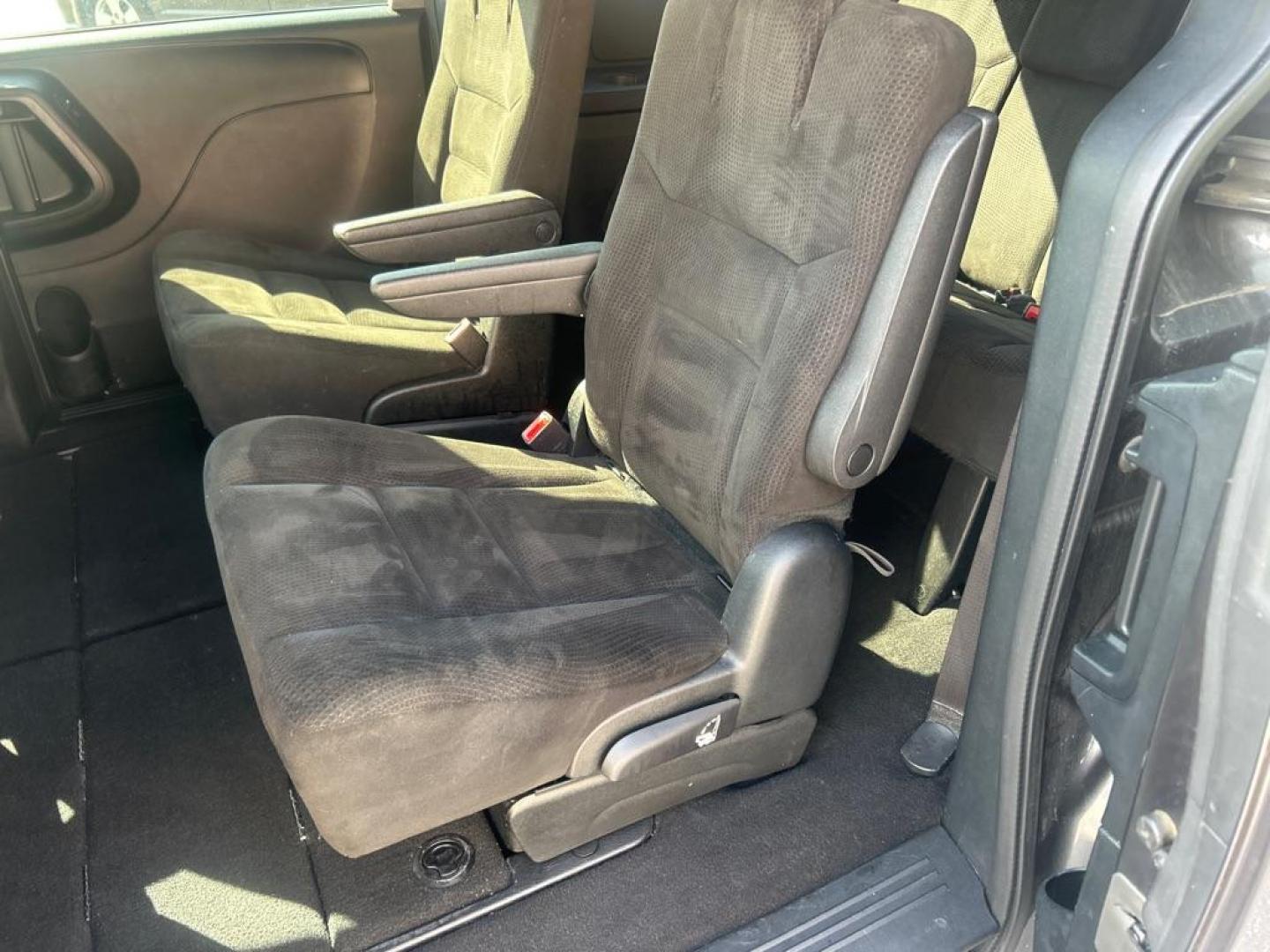 2016 GRAY DODGE GRAND CARAVAN SXT (2C4RDGCG2GR) with an 3.6L engine, Automatic transmission, located at 2514 Williamson Rd NE, Roanoke, VA, 24012, (540) 265-7770, 37.294636, -79.936249 - Photo#6