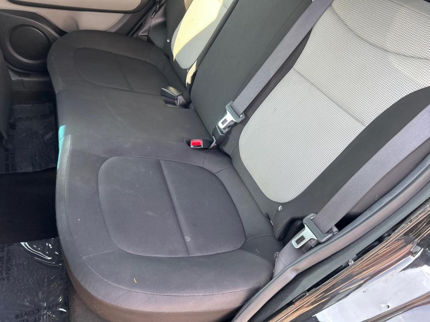 2015 BLACK KIA SOUL (KNDJN2A23F7) with an 1.6L engine, Automatic transmission, located at 2514 Williamson Rd NE, Roanoke, VA, 24012, (540) 265-7770, 37.294636, -79.936249 - Photo#3