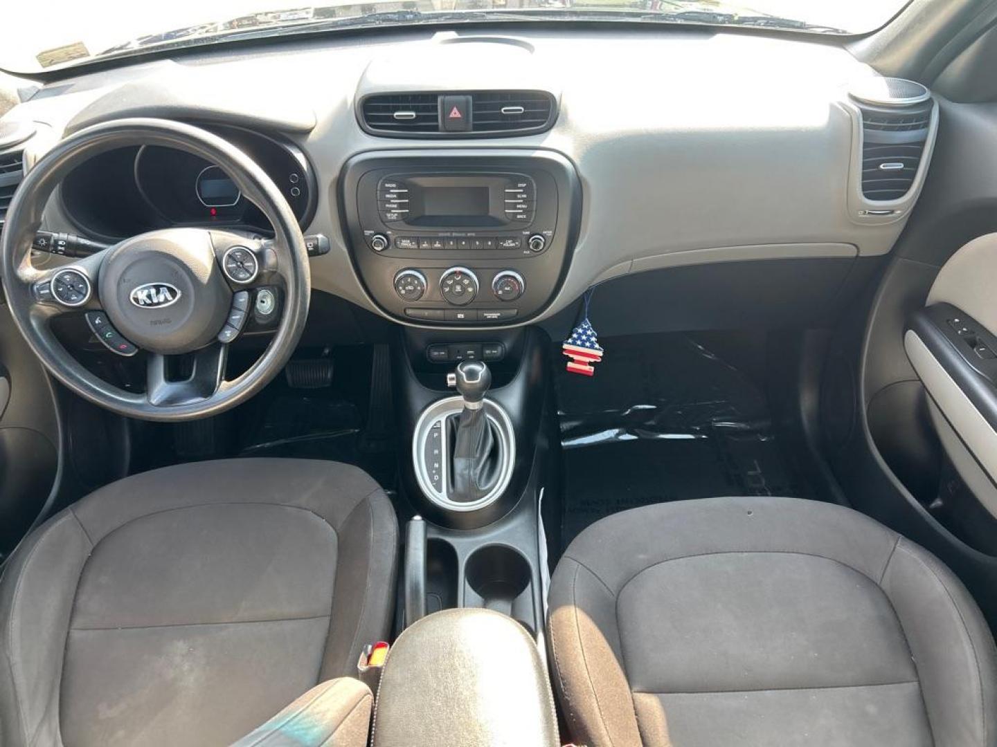 2015 BLACK KIA SOUL (KNDJN2A23F7) with an 1.6L engine, Automatic transmission, located at 2514 Williamson Rd NE, Roanoke, VA, 24012, (540) 265-7770, 37.294636, -79.936249 - Photo#4
