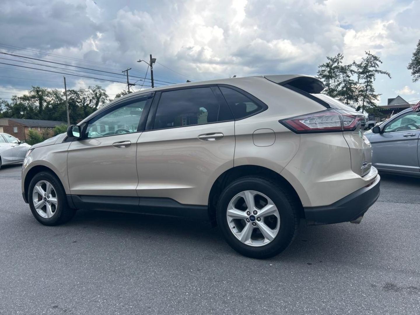 2018 GOLD FORD EDGE SE (2FMPK4G92JB) with an 2.0L engine, Automatic transmission, located at 2514 Williamson Rd NE, Roanoke, VA, 24012, (540) 265-7770, 37.294636, -79.936249 - NO CREDIT CHECK FINANCING WITH ONLY $4000 DOWN PAYMENT!!!! Check out our website www.needausedvehicle.com for our No Credit Check/ In House Financing options!! No Credit Check Available!!! In House Financing Available!!! All Clean Title Vehicles (no Salvaged or flooded vehicles ever on our lot)! - Photo#1