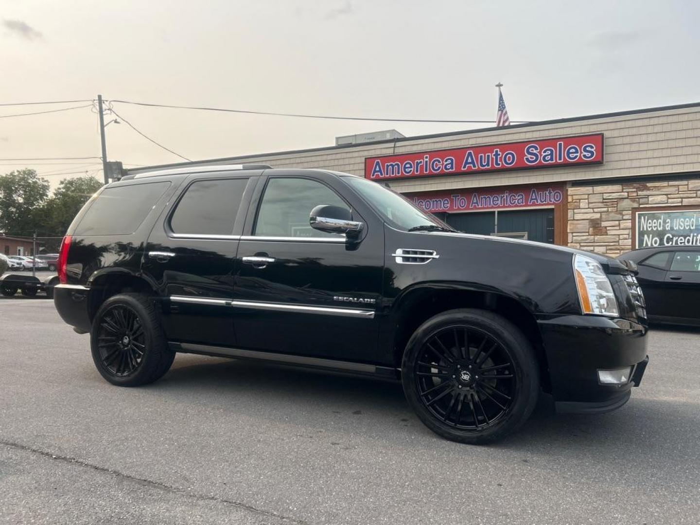 2011 BLACK CADILLAC ESCALADE PREMIUM (1GYS4CEF0BR) with an 6.2L engine, Automatic transmission, located at 2514 Williamson Rd NE, Roanoke, VA, 24012, (540) 265-7770, 37.294636, -79.936249 - NO CREDIT CHECK FINANCING WITH ONLY $4700 DOWN PAYMENT!!!! Check out our website www.needausedvehicle.com for our No Credit Check/ In House Financing options!! No Credit Check Available!!! In House Financing Available!!! All Clean Title Vehicles (no Salvaged or flooded vehicles ever on our lot)! - Photo#0