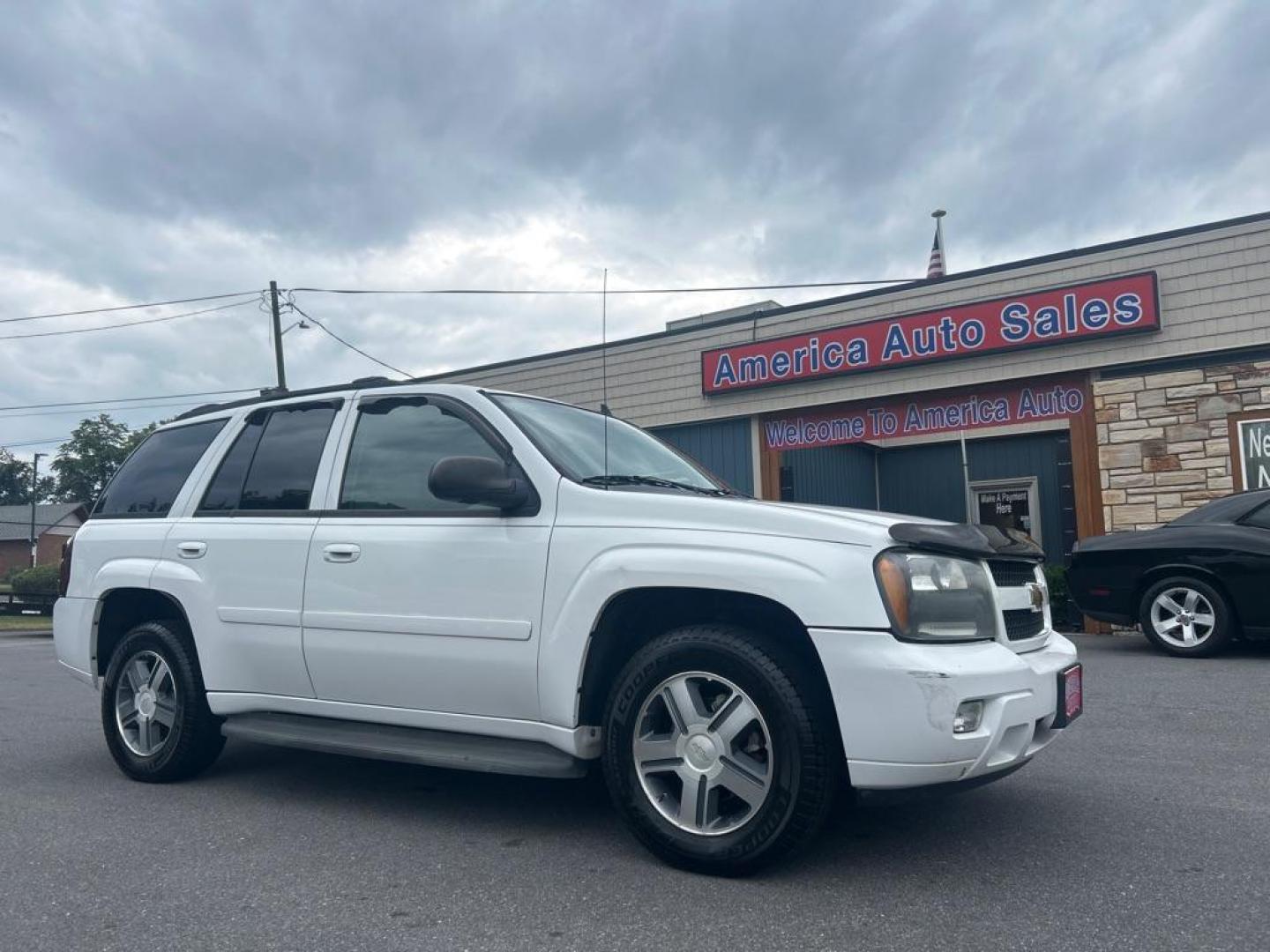 2008 WHITE CHEVROLET TRAILBLAZER 2LT (1GNDT13S682) with an 4.2L engine, Automatic transmission, located at 2514 Williamson Rd NE, Roanoke, VA, 24012, (540) 265-7770, 37.294636, -79.936249 - Photo#0
