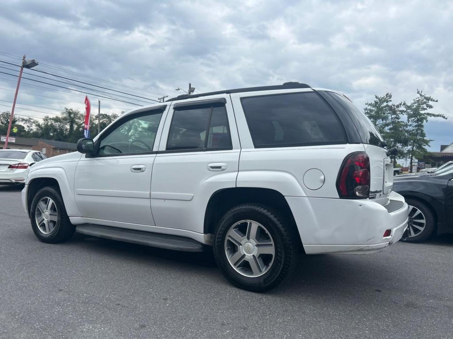 2008 WHITE CHEVROLET TRAILBLAZER 2LT (1GNDT13S682) with an 4.2L engine, Automatic transmission, located at 2514 Williamson Rd NE, Roanoke, VA, 24012, (540) 265-7770, 37.294636, -79.936249 - Photo#1