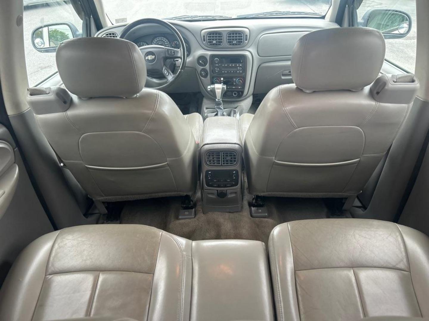 2008 WHITE CHEVROLET TRAILBLAZER 2LT (1GNDT13S682) with an 4.2L engine, Automatic transmission, located at 2514 Williamson Rd NE, Roanoke, VA, 24012, (540) 265-7770, 37.294636, -79.936249 - Photo#2