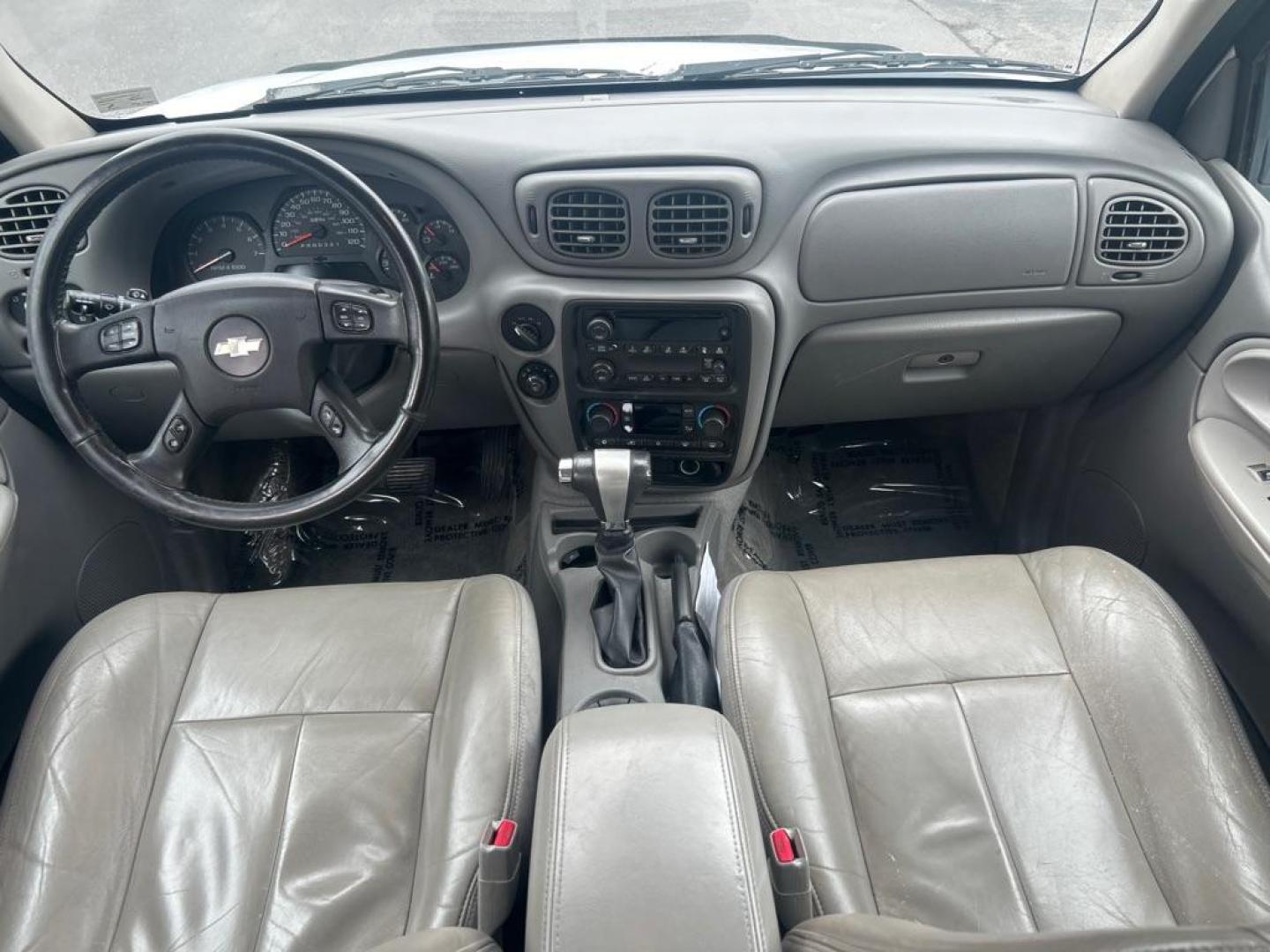 2008 WHITE CHEVROLET TRAILBLAZER 2LT (1GNDT13S682) with an 4.2L engine, Automatic transmission, located at 2514 Williamson Rd NE, Roanoke, VA, 24012, (540) 265-7770, 37.294636, -79.936249 - Photo#4