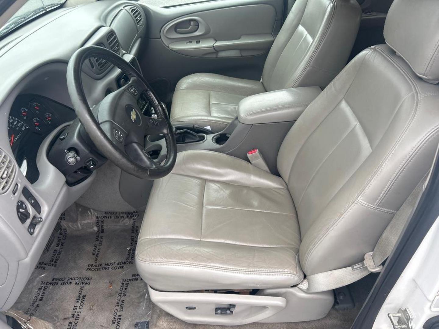 2008 WHITE CHEVROLET TRAILBLAZER 2LT (1GNDT13S682) with an 4.2L engine, Automatic transmission, located at 2514 Williamson Rd NE, Roanoke, VA, 24012, (540) 265-7770, 37.294636, -79.936249 - Photo#5