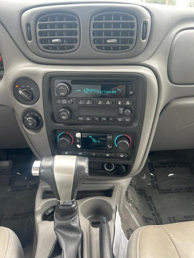 2008 WHITE CHEVROLET TRAILBLAZER 2LT (1GNDT13S682) with an 4.2L engine, Automatic transmission, located at 2514 Williamson Rd NE, Roanoke, VA, 24012, (540) 265-7770, 37.294636, -79.936249 - Photo#6