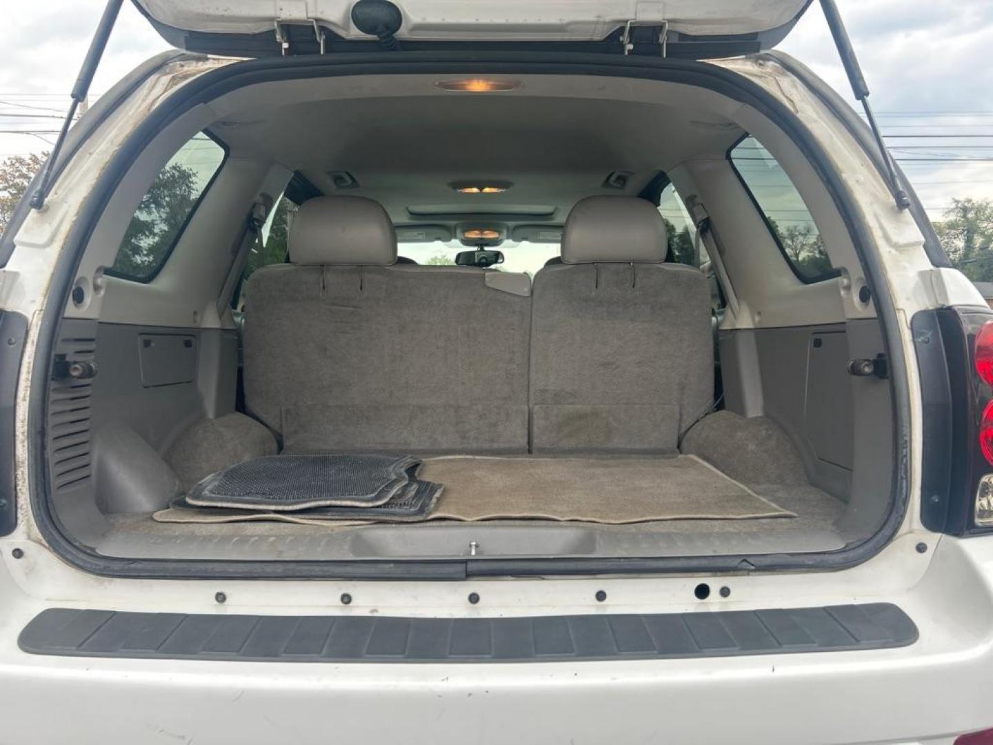 2008 WHITE CHEVROLET TRAILBLAZER 2LT (1GNDT13S682) with an 4.2L engine, Automatic transmission, located at 2514 Williamson Rd NE, Roanoke, VA, 24012, (540) 265-7770, 37.294636, -79.936249 - Photo#9